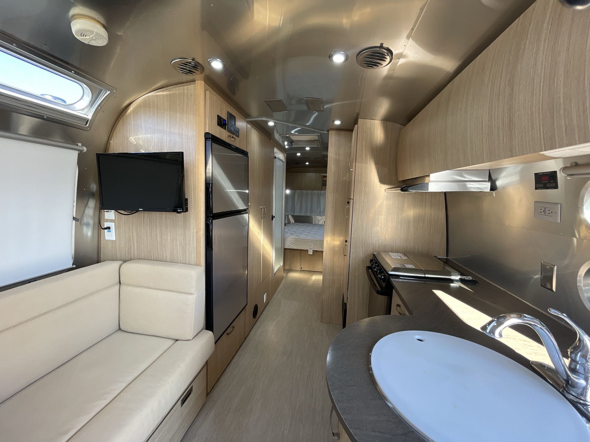 2018 Airstream 27FB Base