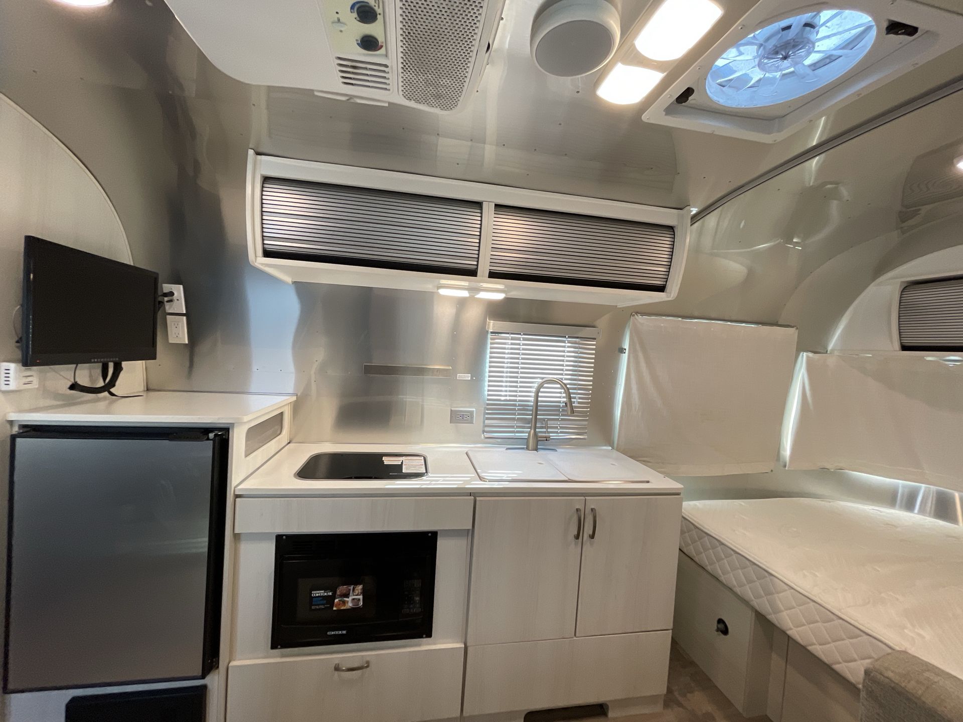 2022 Airstream 22FB Base