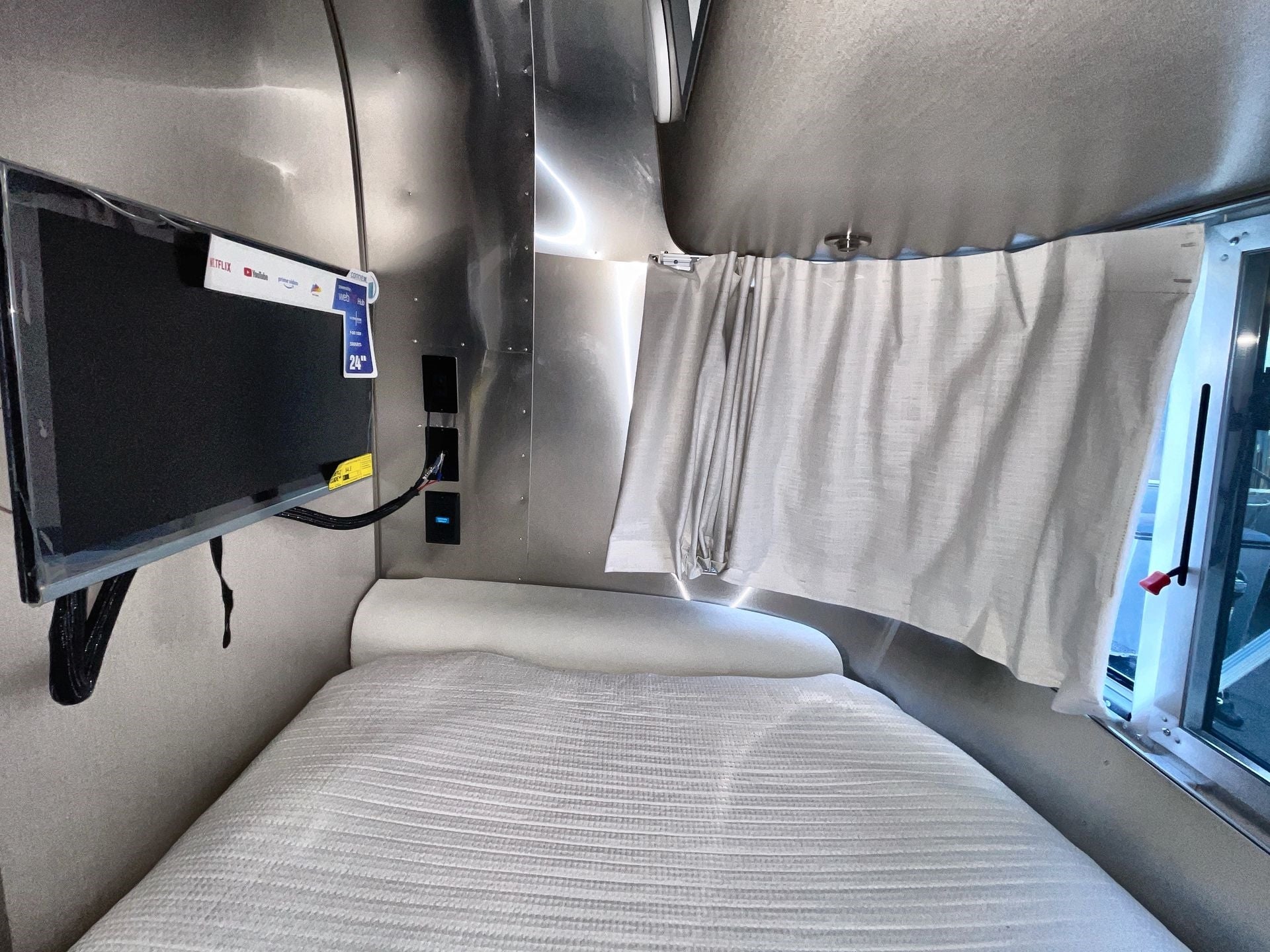 2025 Airstream 16RB Base