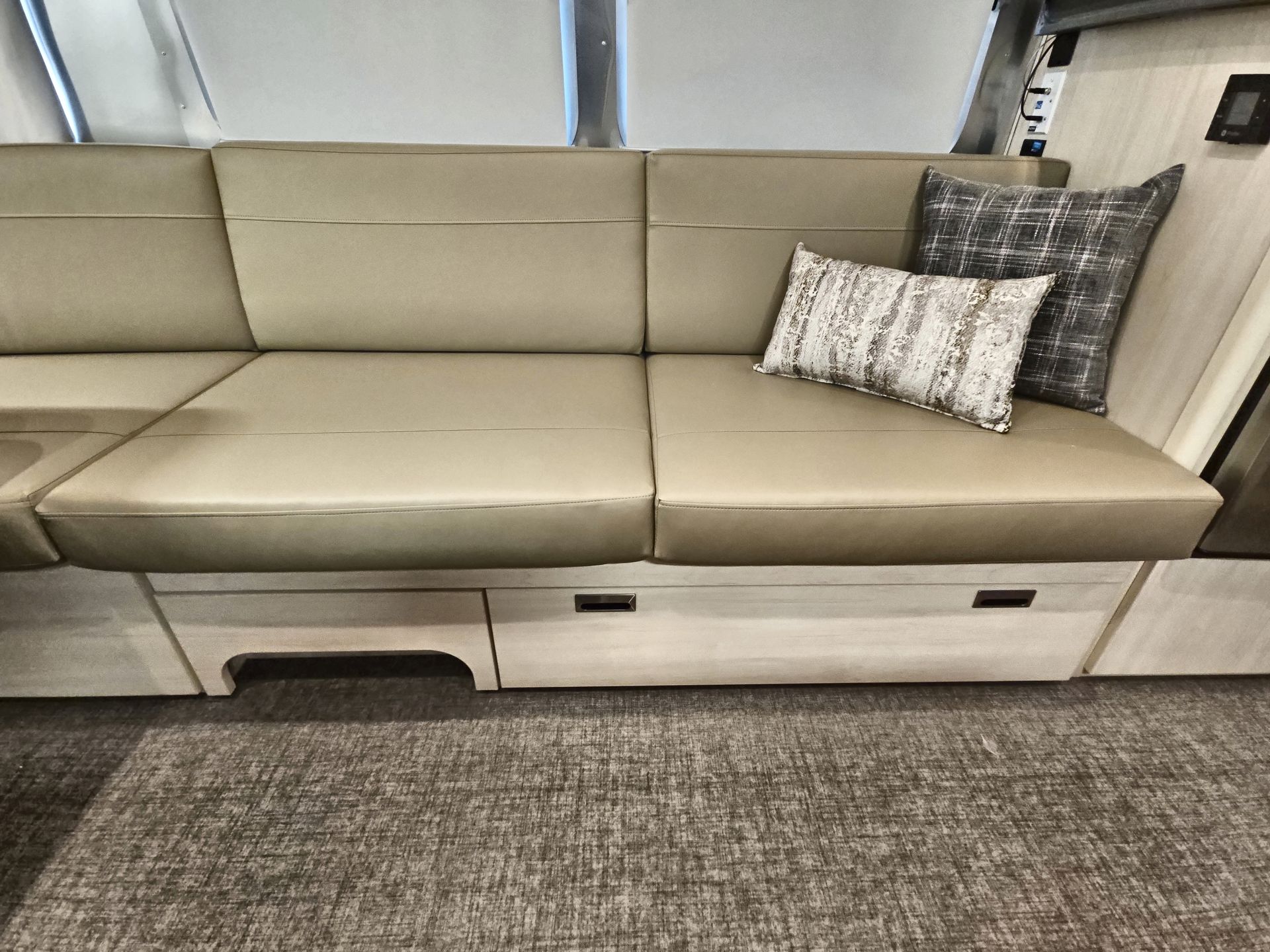 2025 Airstream 27FBQ Base