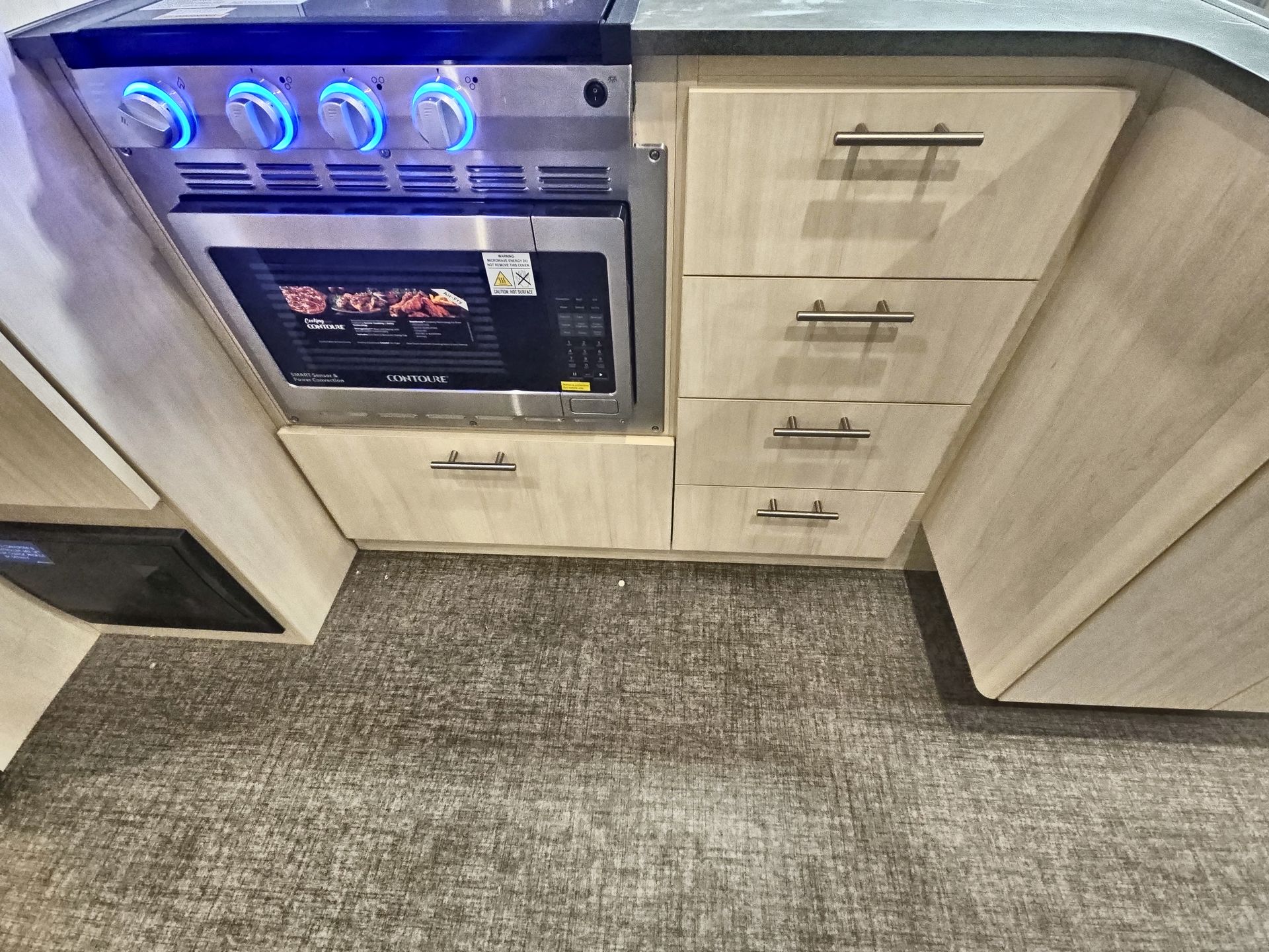 2025 Airstream 27FBQ Base