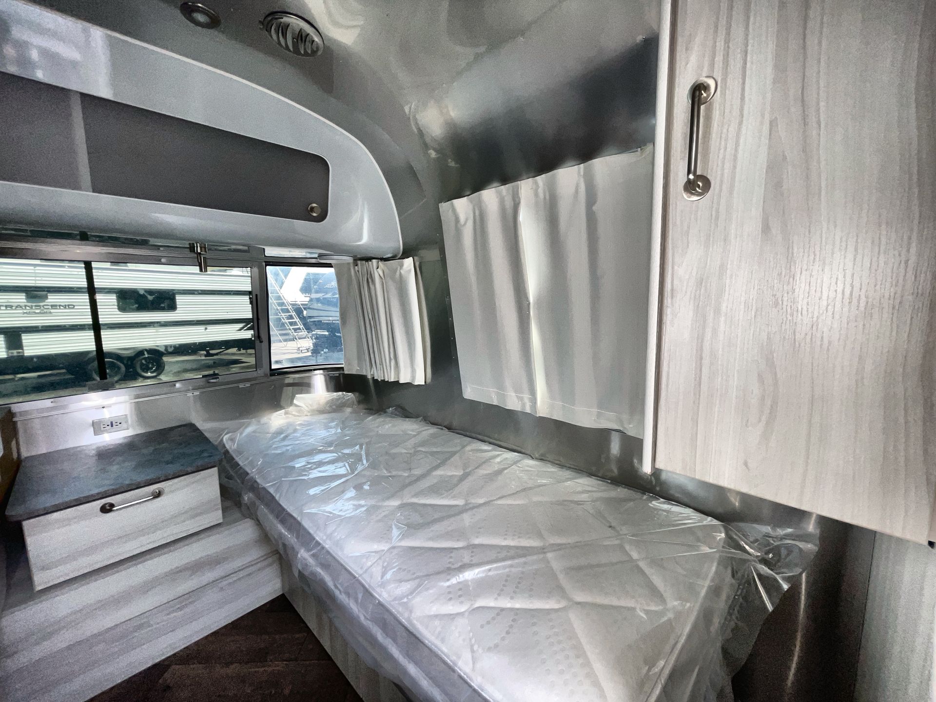 2025 Airstream 27FBT Base