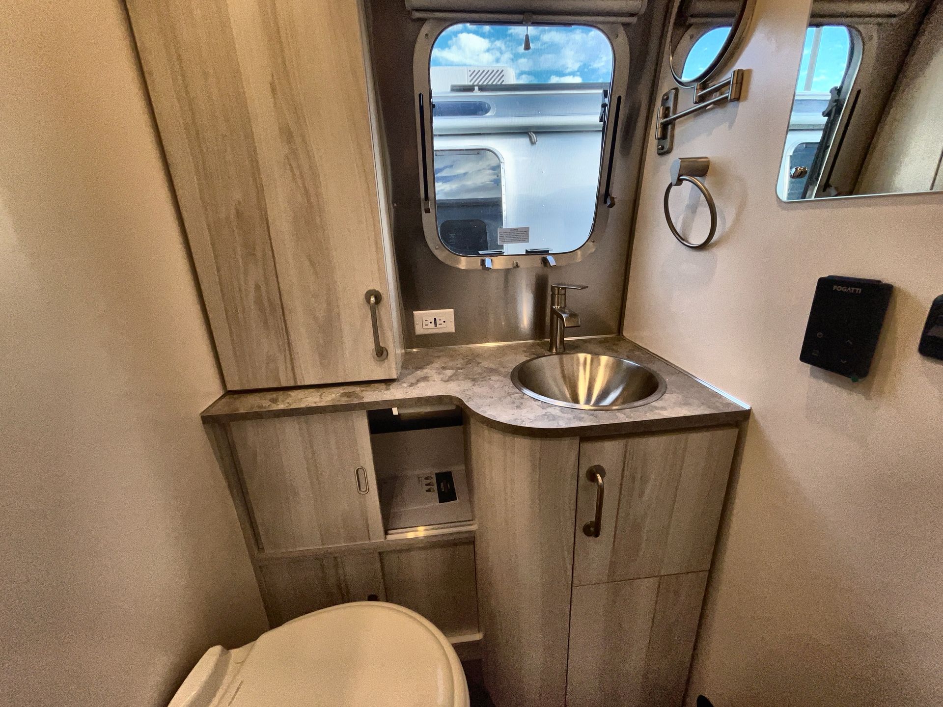 2026 Airstream 27FBQ Base