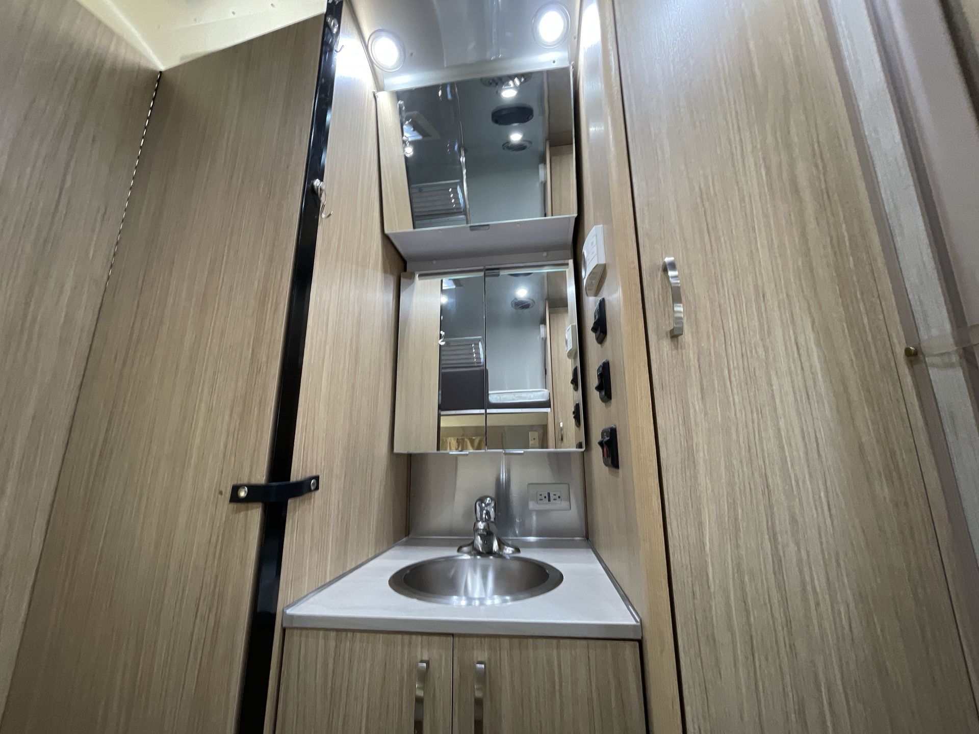 2019 Airstream 23CB Bunk Base
