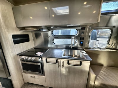 2022 Airstream 28RBT Base