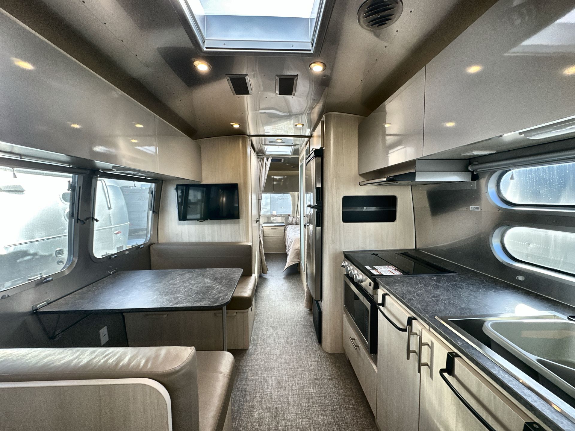 2022 Airstream 28RBT Base