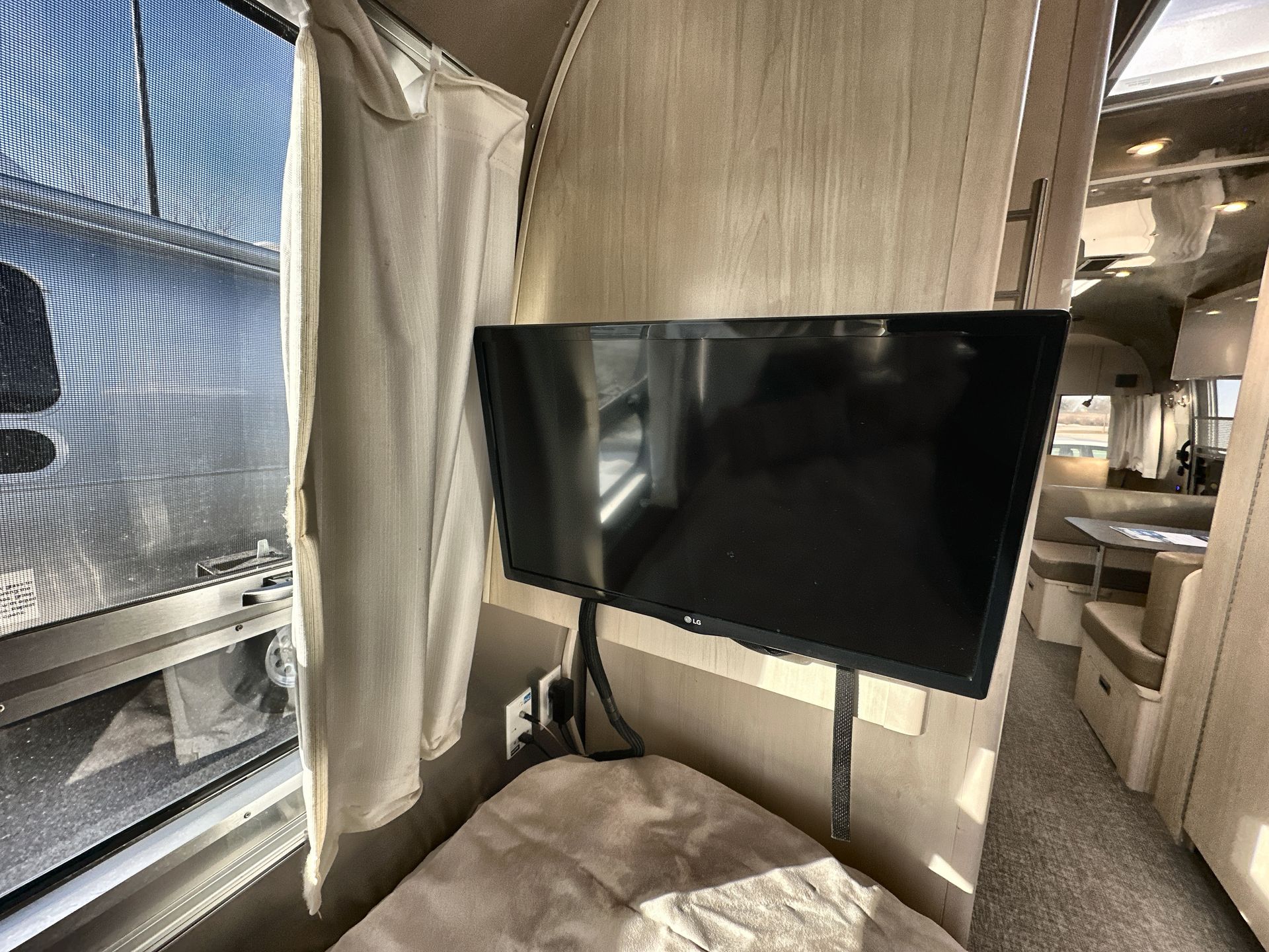 2022 Airstream 28RBT Base