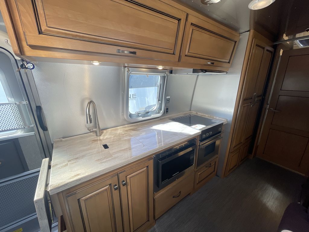 2021 Airstream 30RBT Classic Base