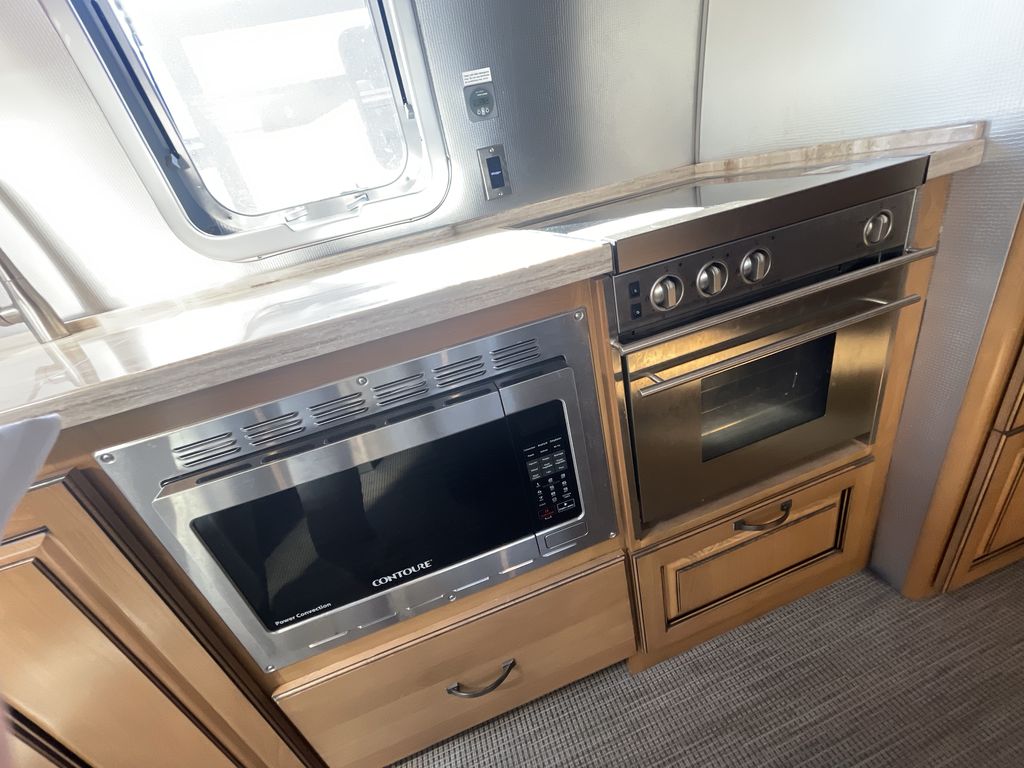 2021 Airstream 30RBT Classic Base