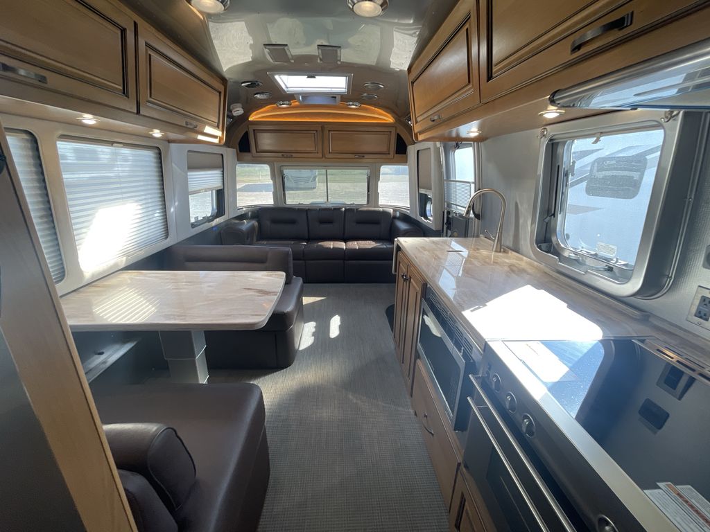 2021 Airstream 30RBT Classic Base