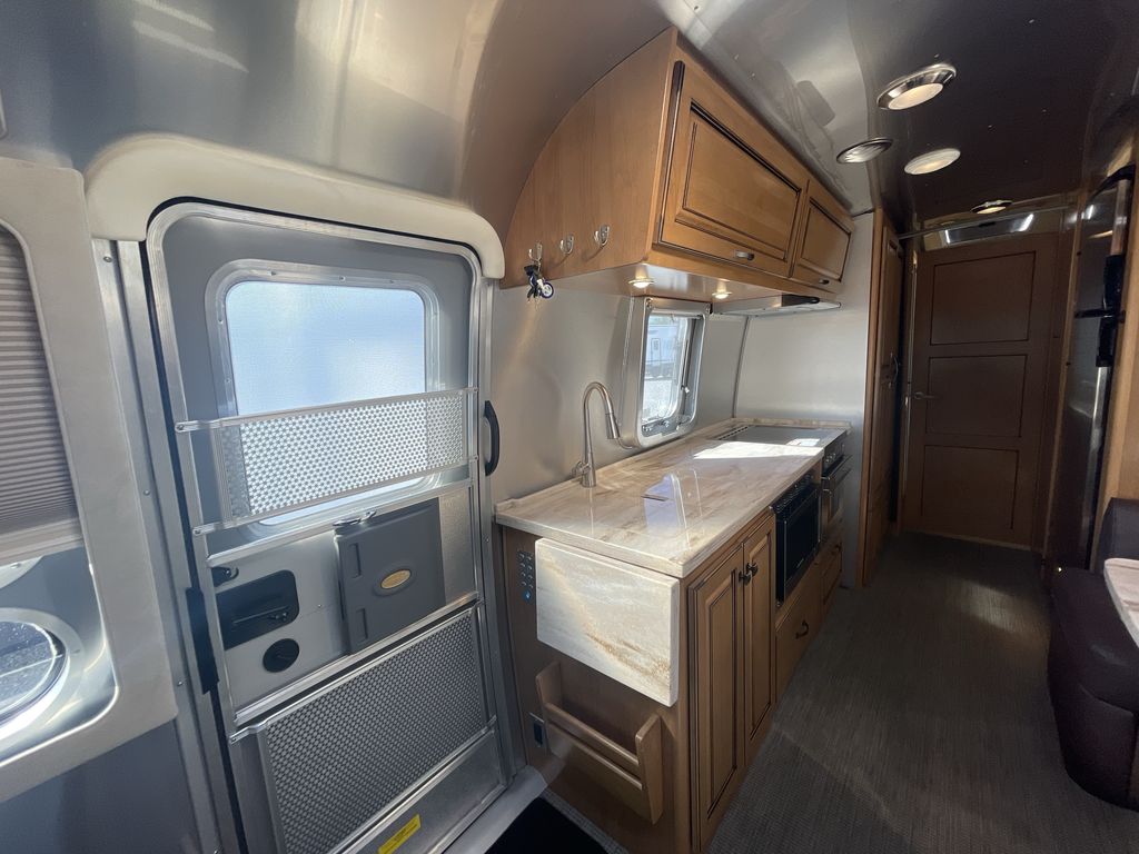 2021 Airstream 30RBT Classic Base