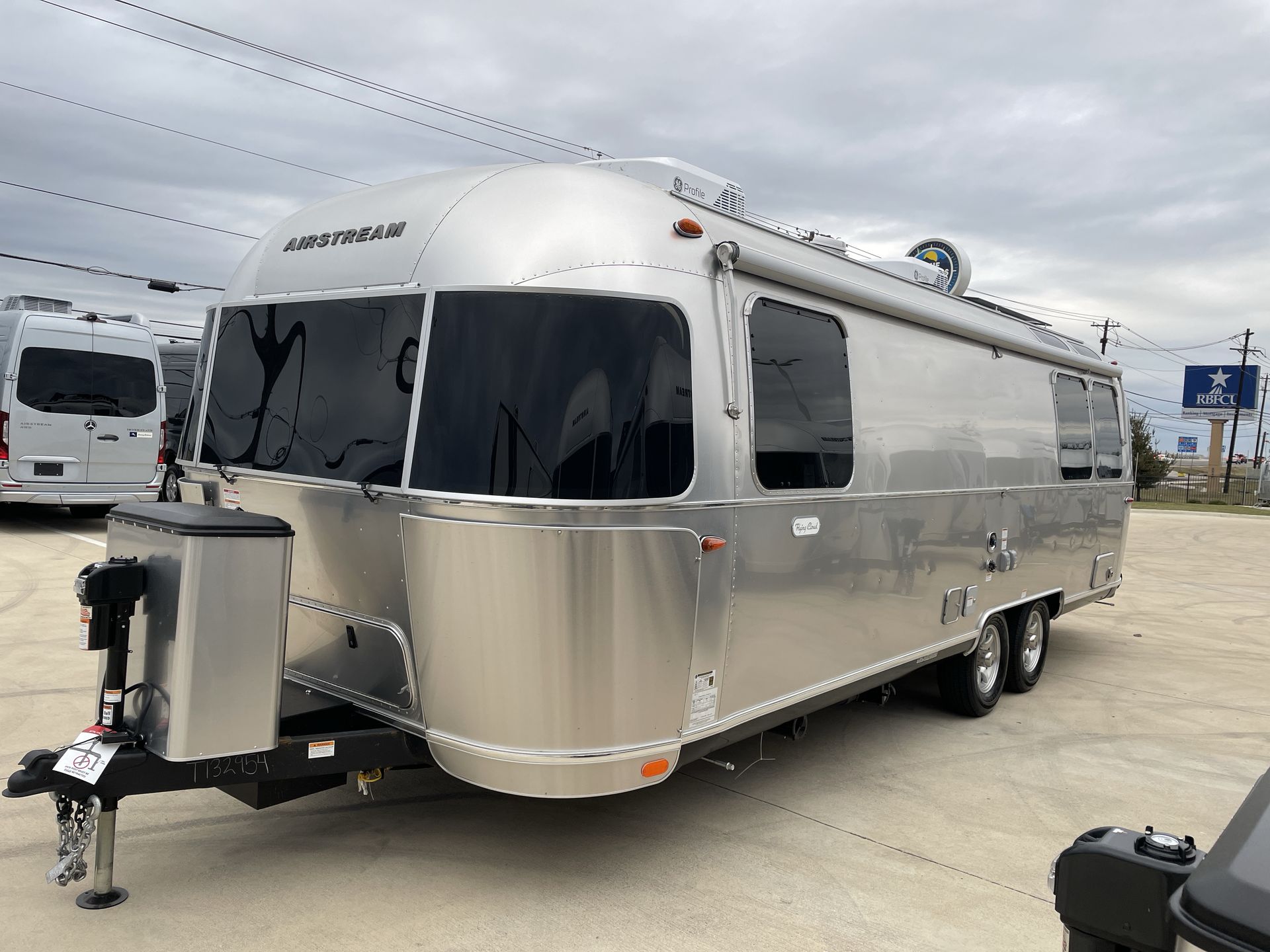 2026 Airstream 27FBQ Base