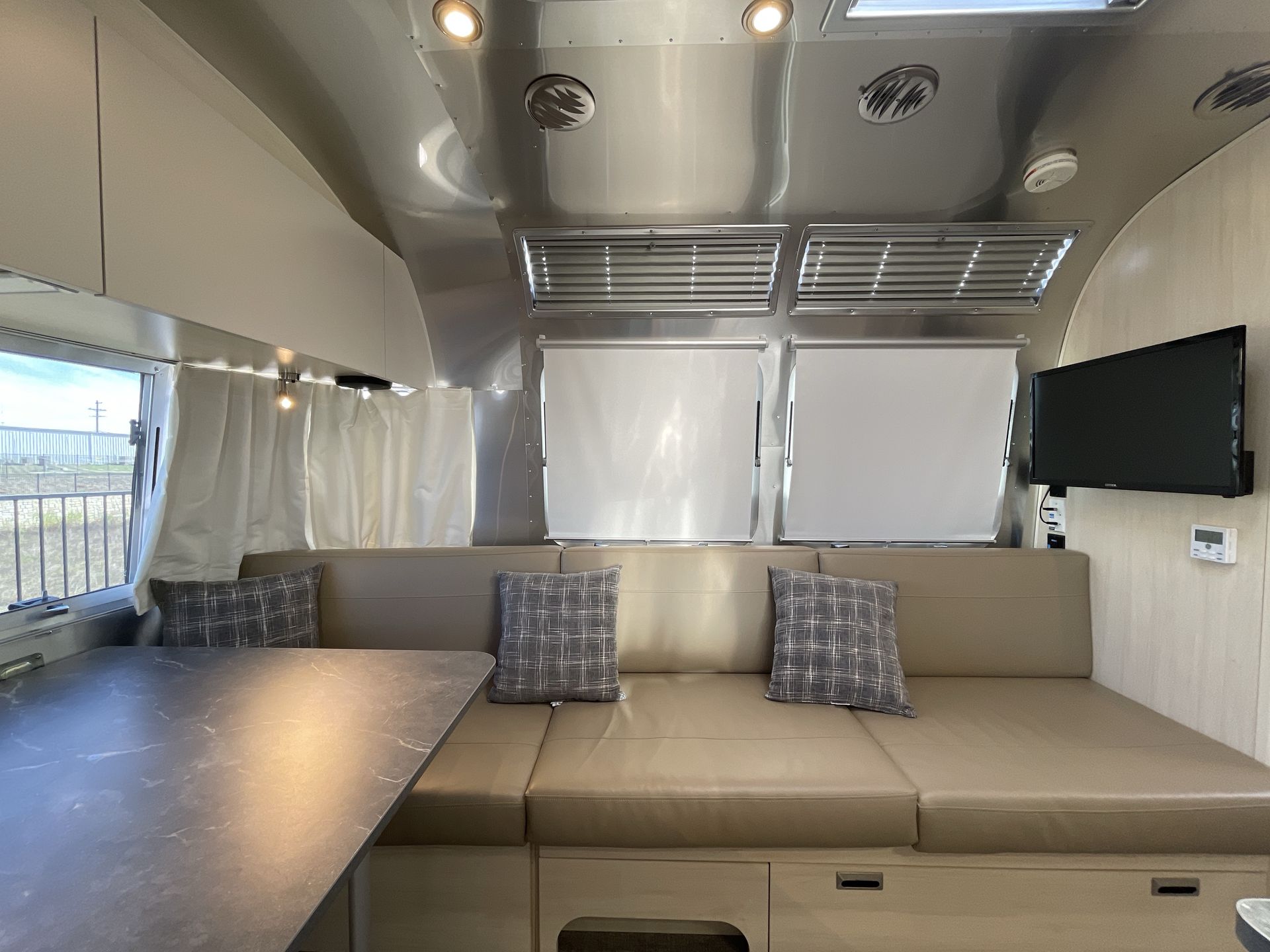 2024 Airstream 27FBT Base