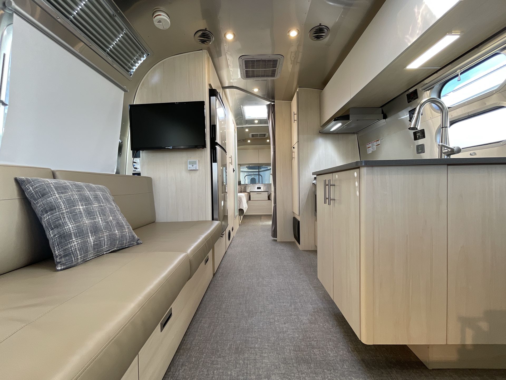 2024 Airstream 27FBT Base