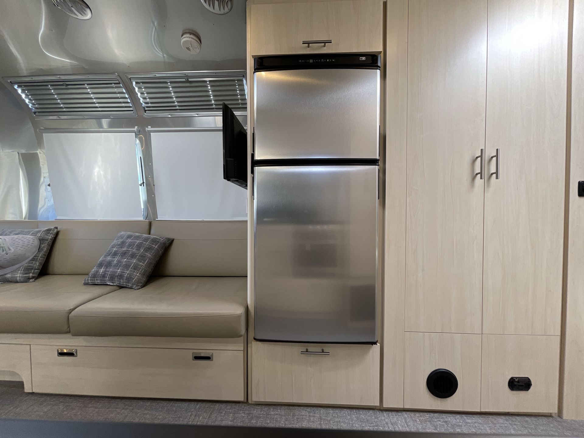 2024 Airstream 27FBT Base