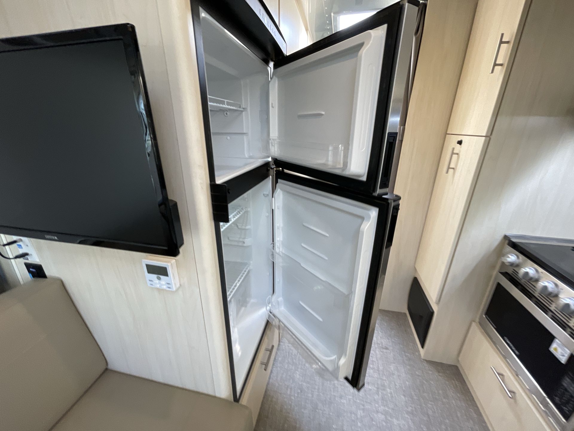 2024 Airstream 27FBT Base