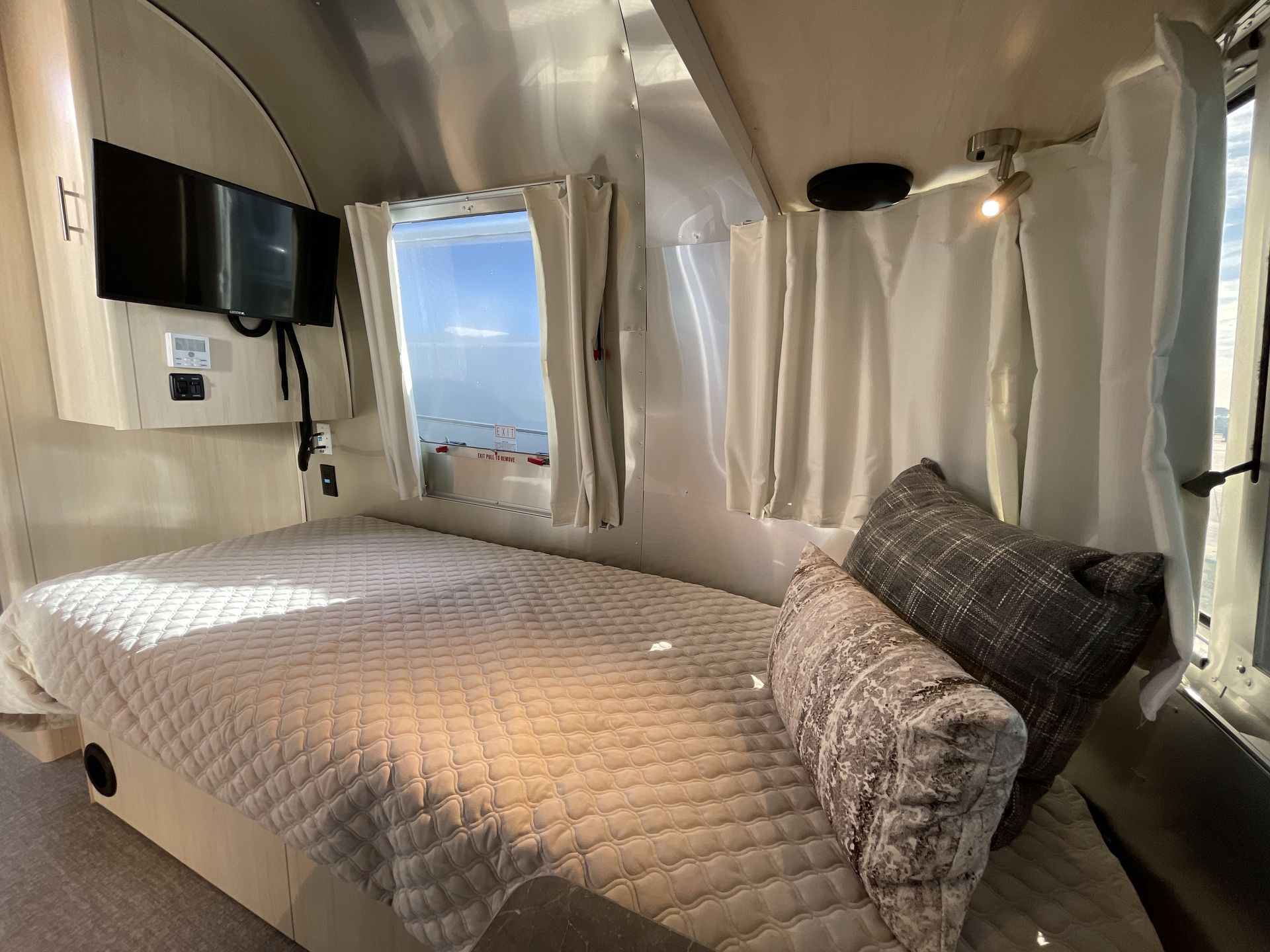 2024 Airstream 27FBT Base