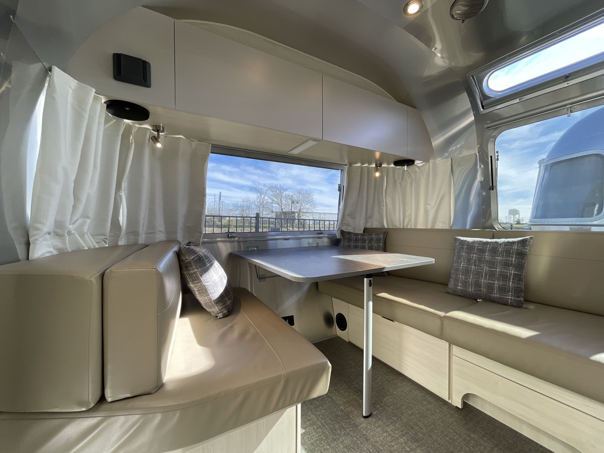 2024 Airstream 27FBT Base