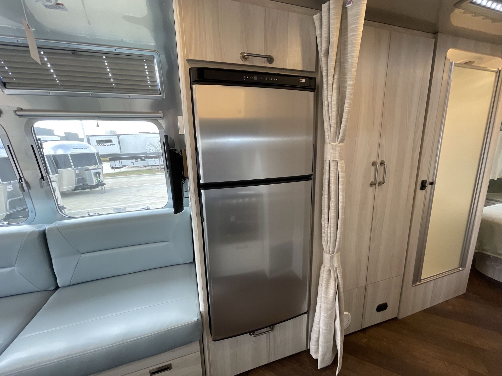 2026 Airstream 27FBQ Base
