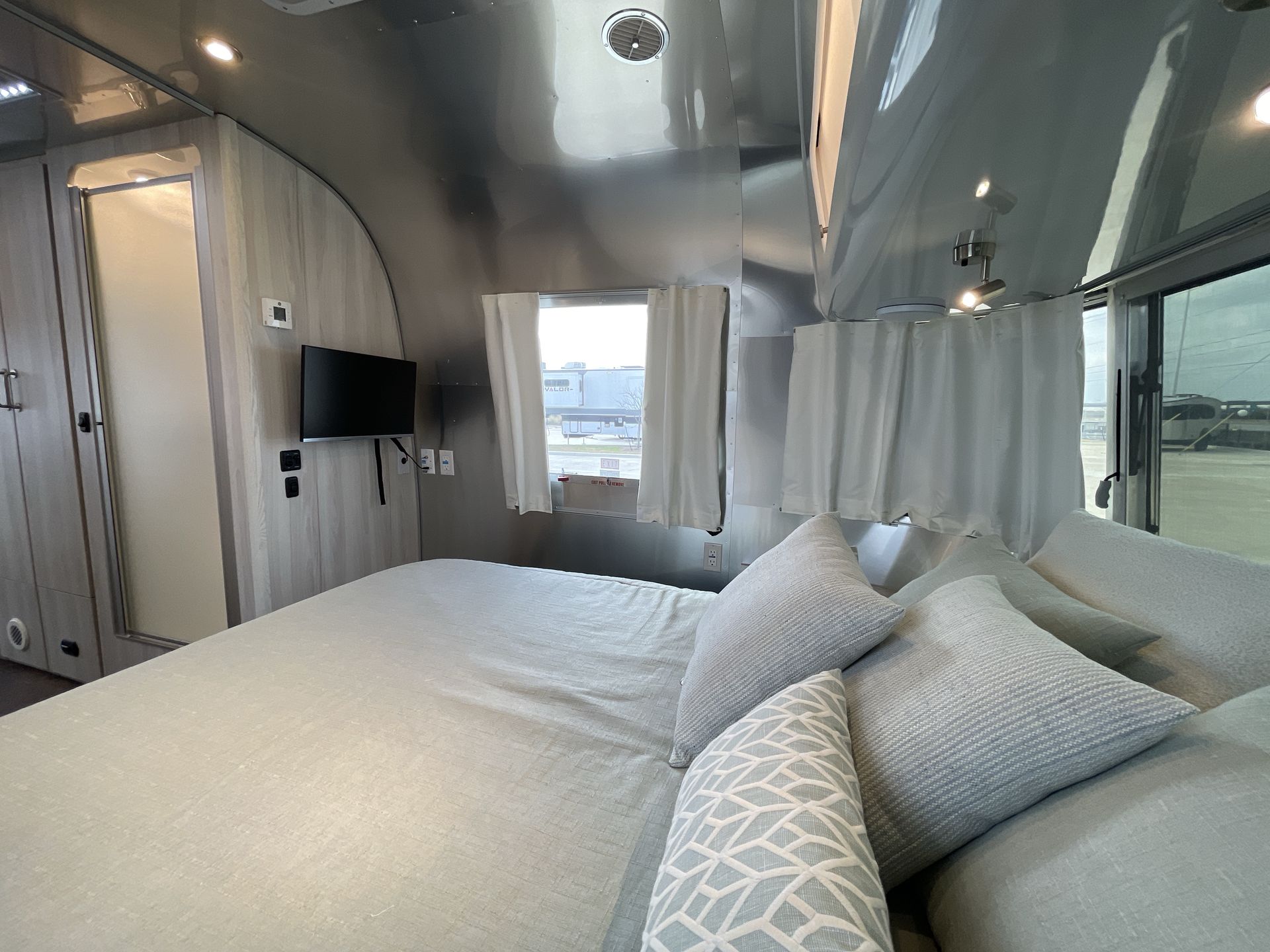 2026 Airstream 27FBQ Base