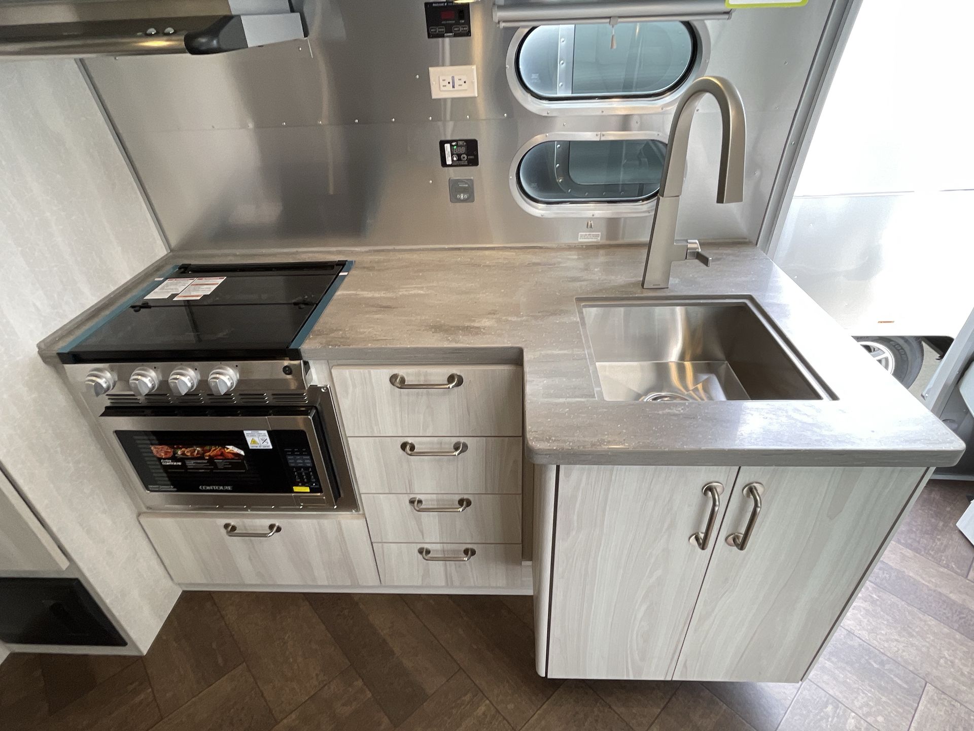 2026 Airstream 27FBQ Base