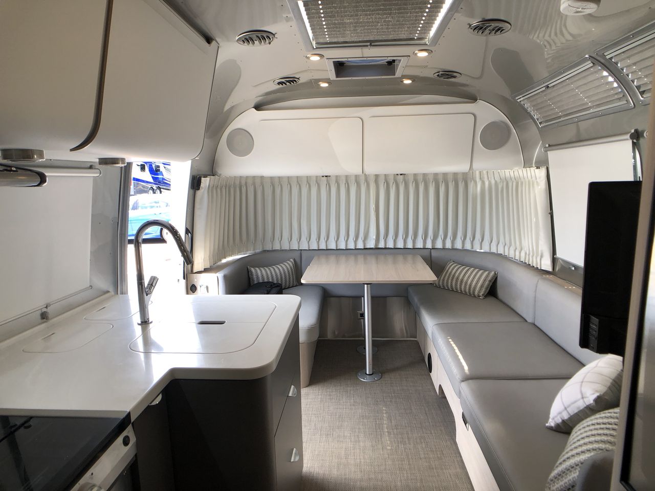 2023 Airstream 25FBQ Base
