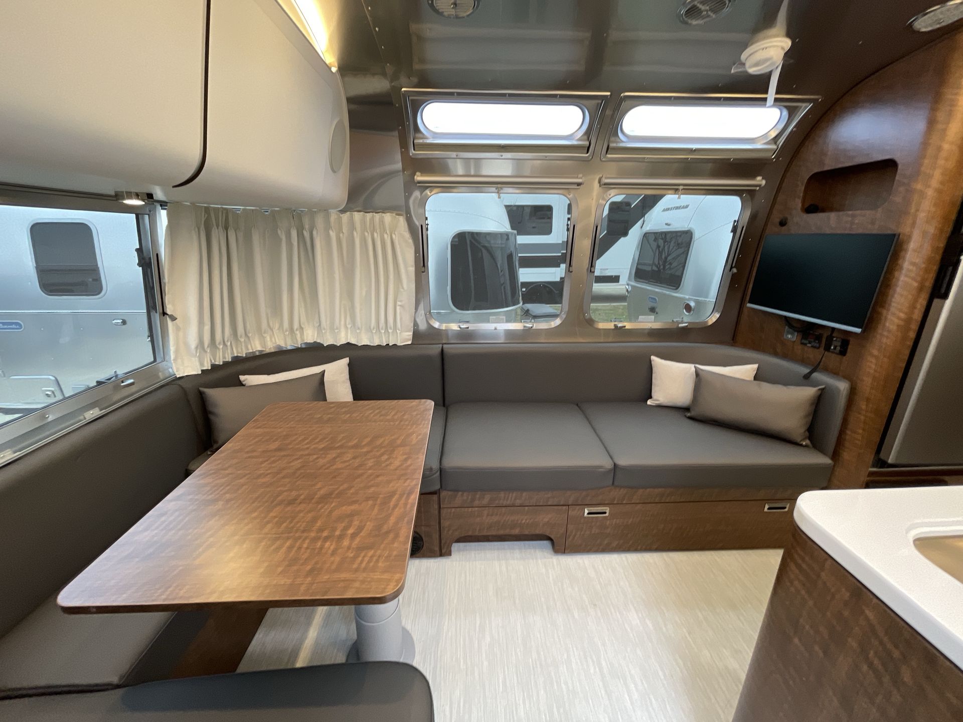 2026 Airstream 27FBQ Base