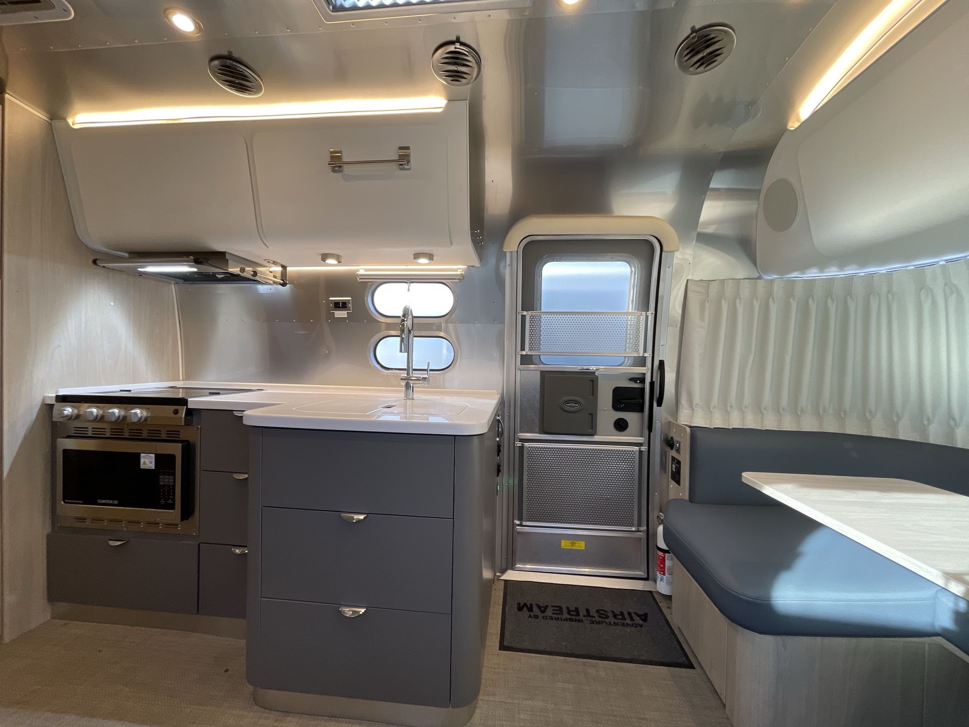 2024 Airstream 27FBQ Base