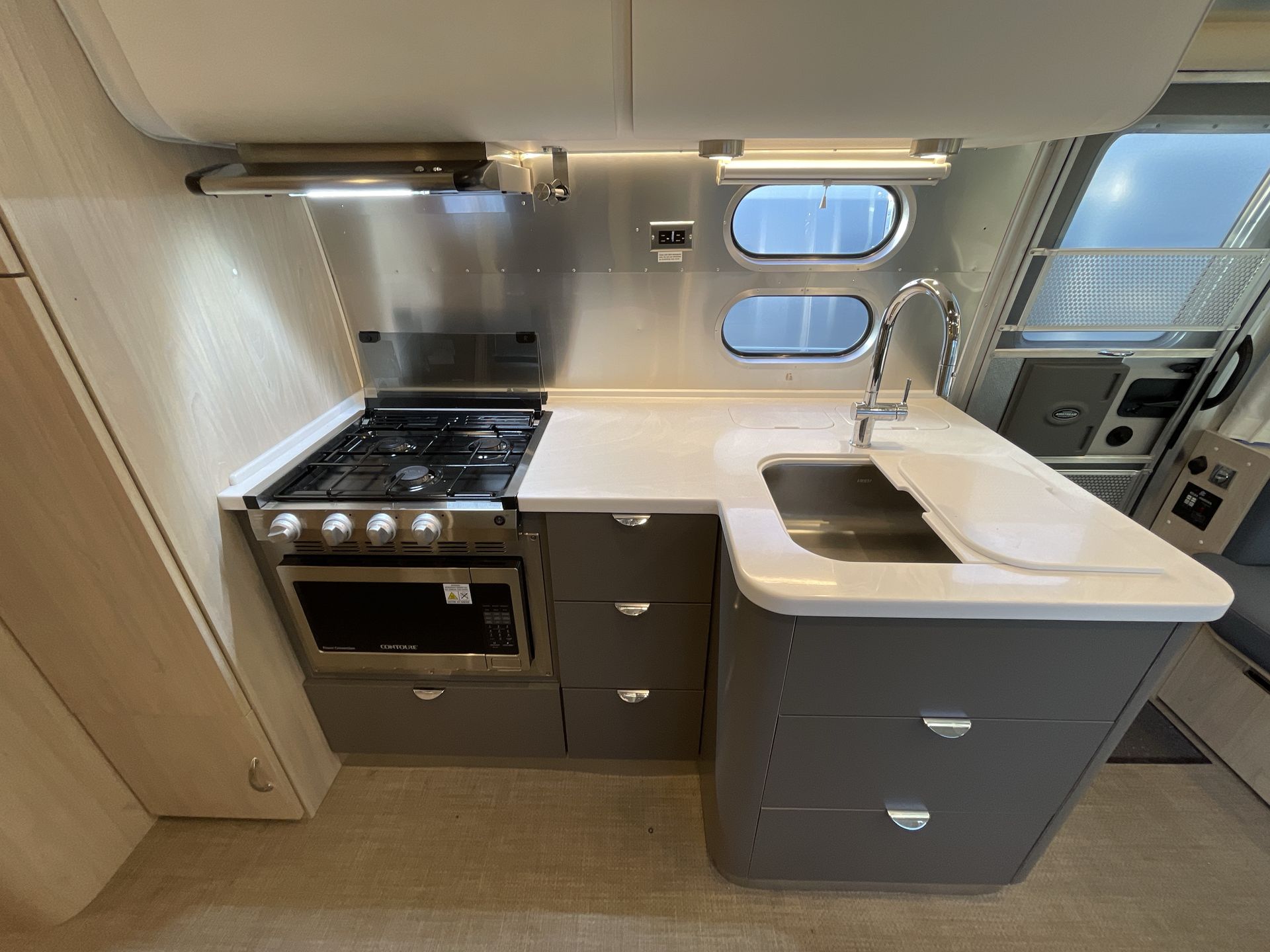 2024 Airstream 27FBQ Base