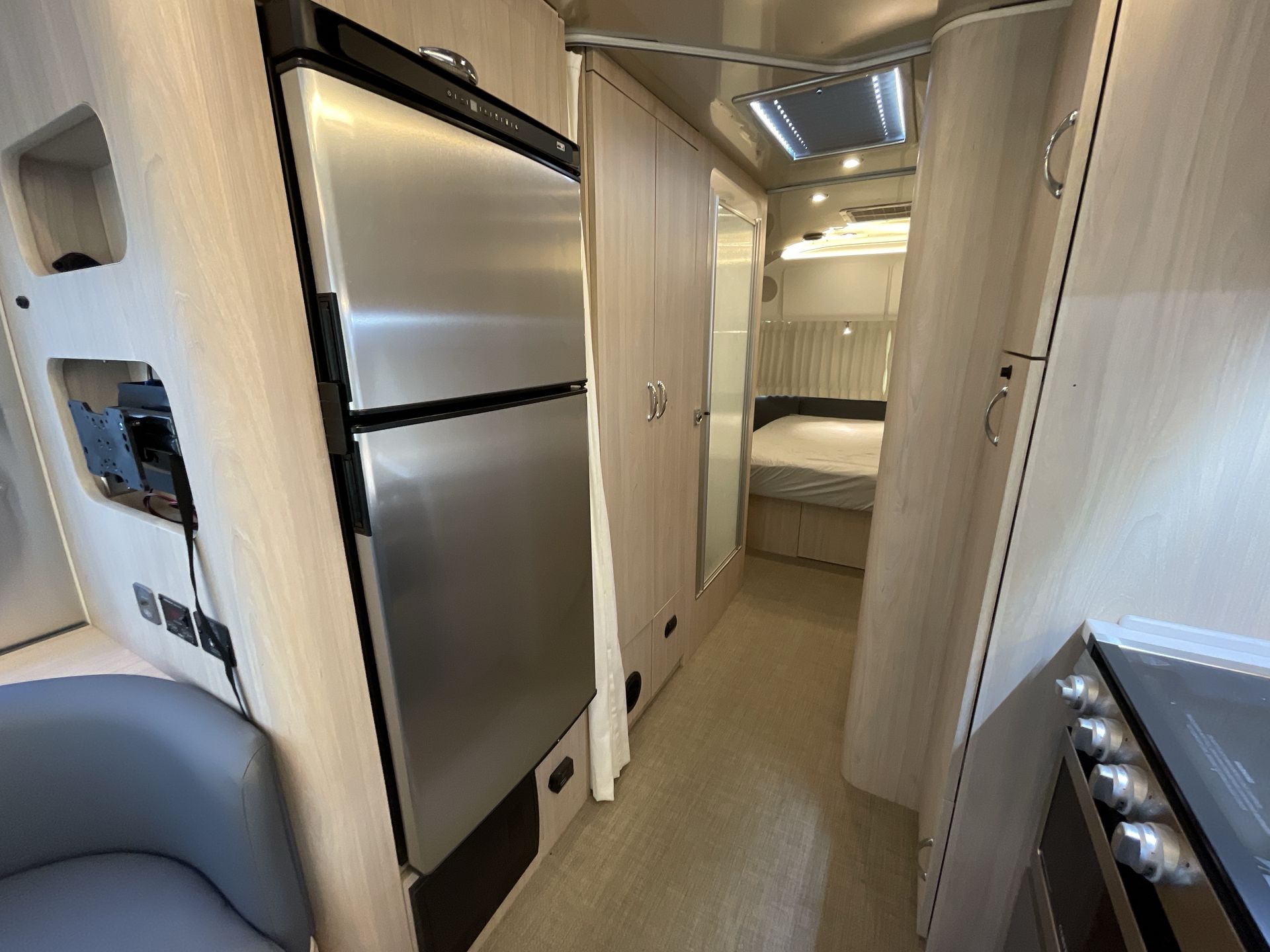 2024 Airstream 27FBQ Base