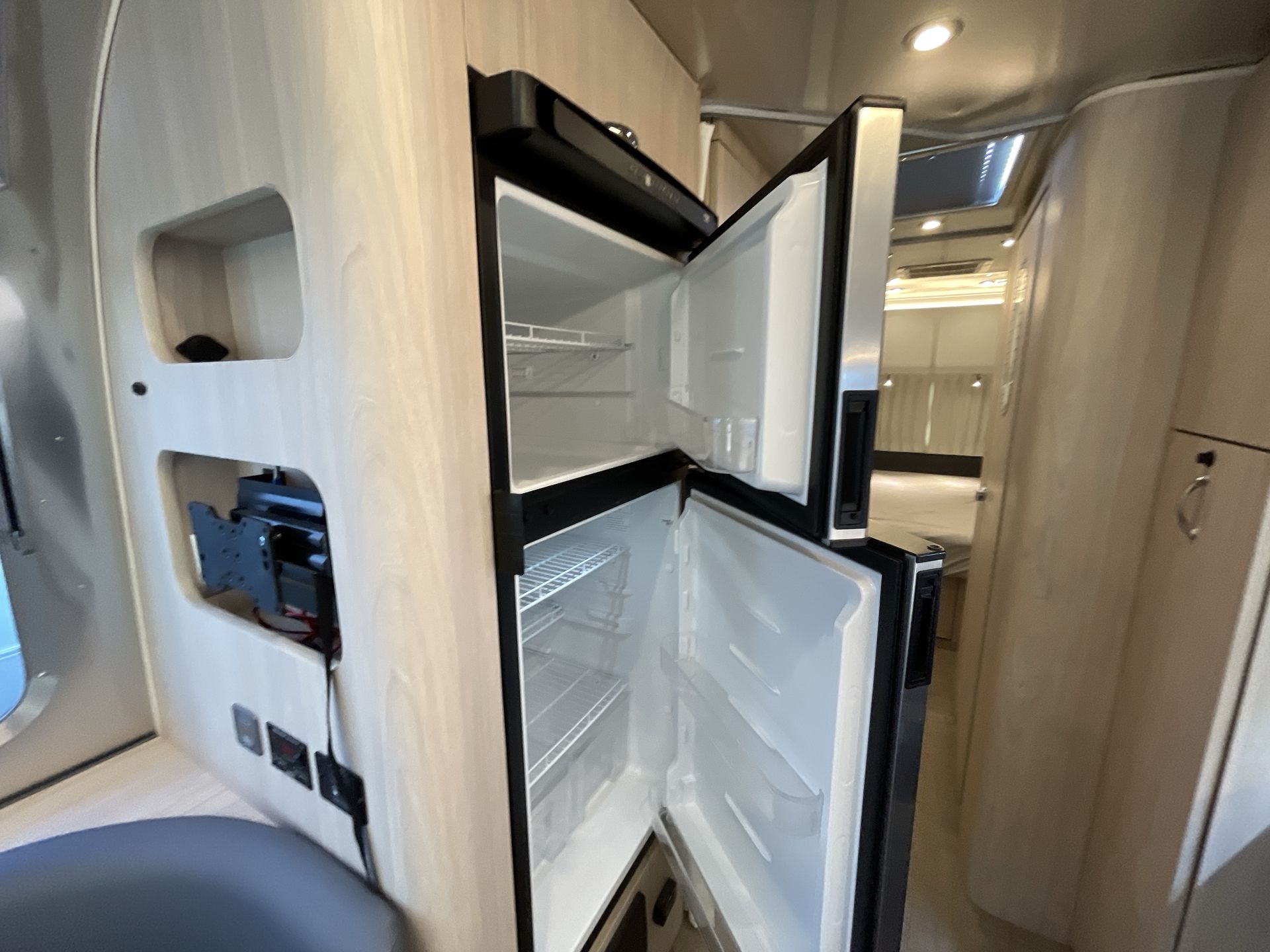 2024 Airstream 27FBQ Base