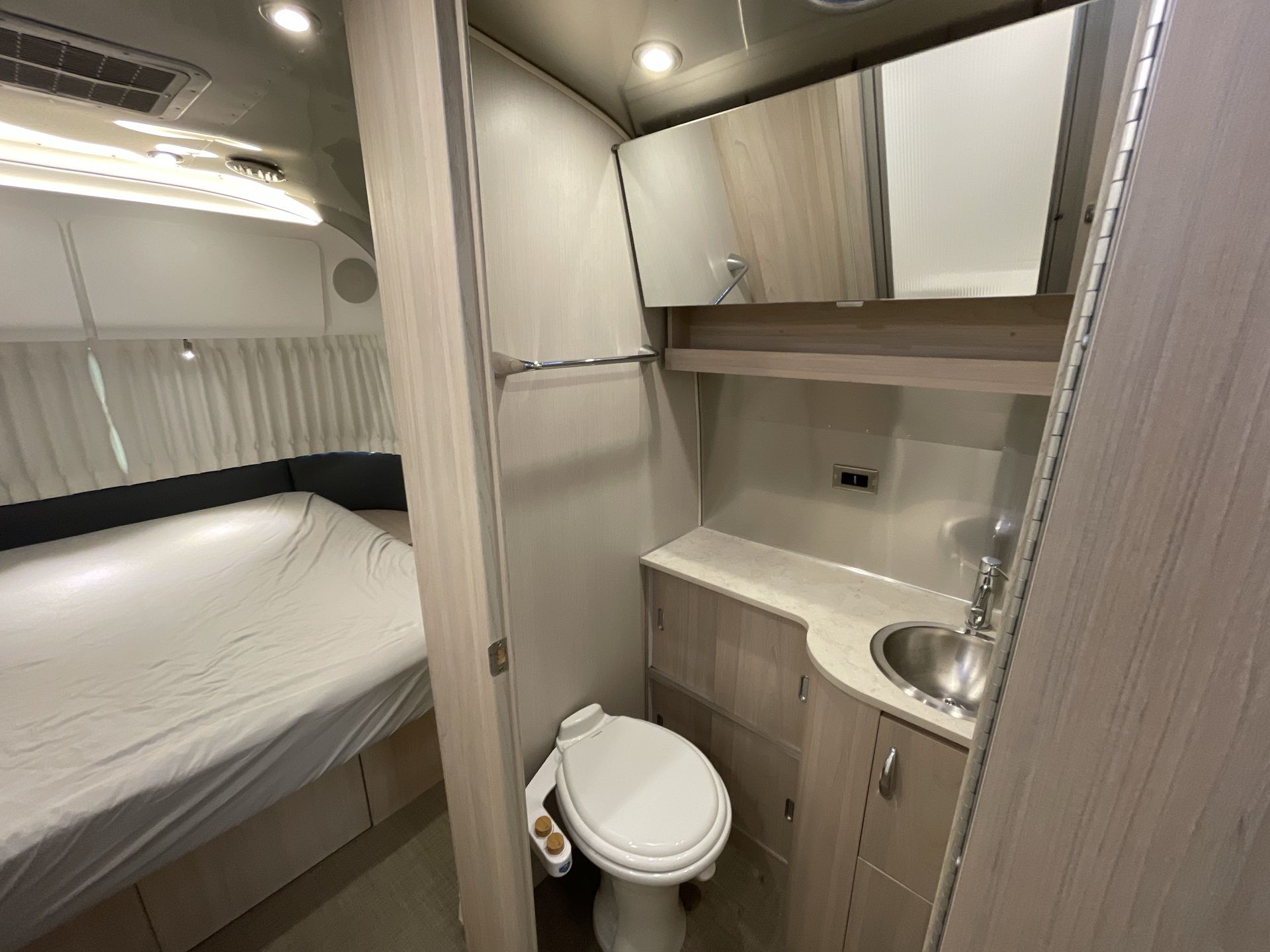 2024 Airstream 27FBQ Base