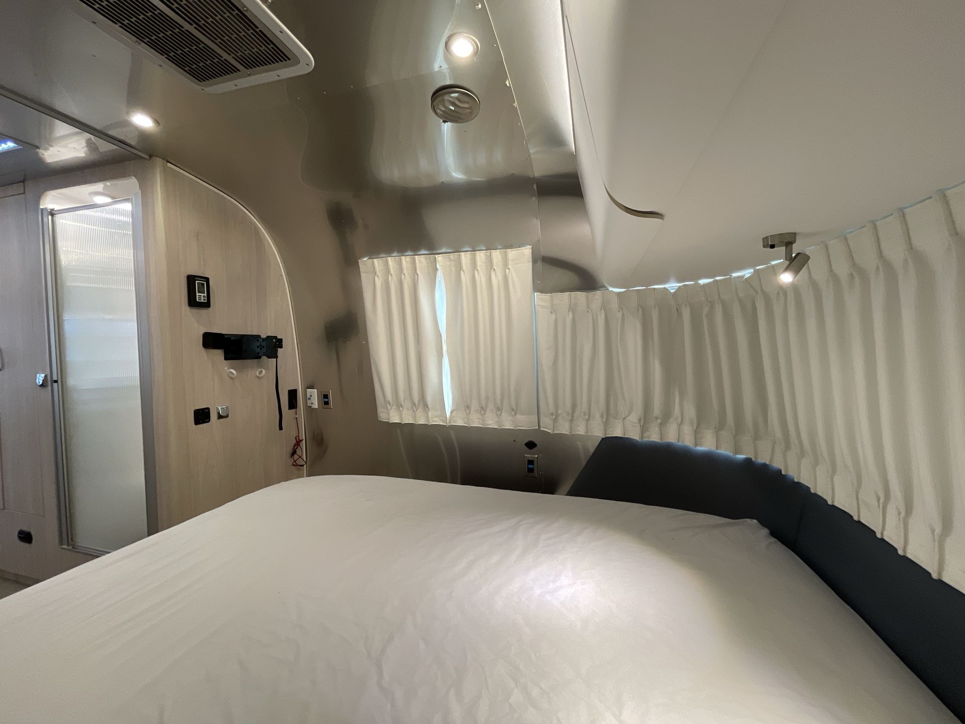 2024 Airstream 27FBQ Base