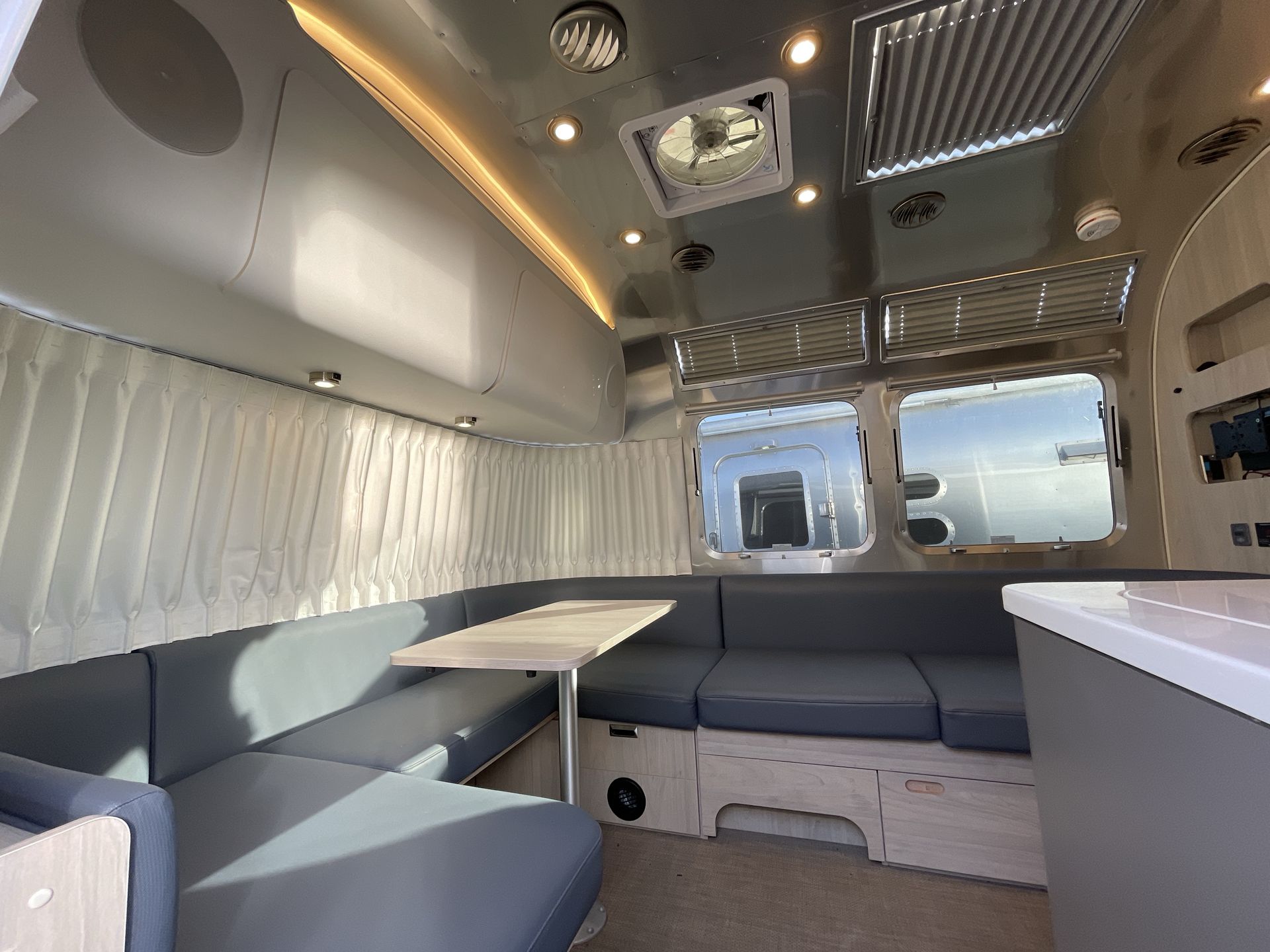 2024 Airstream 27FBQ Base