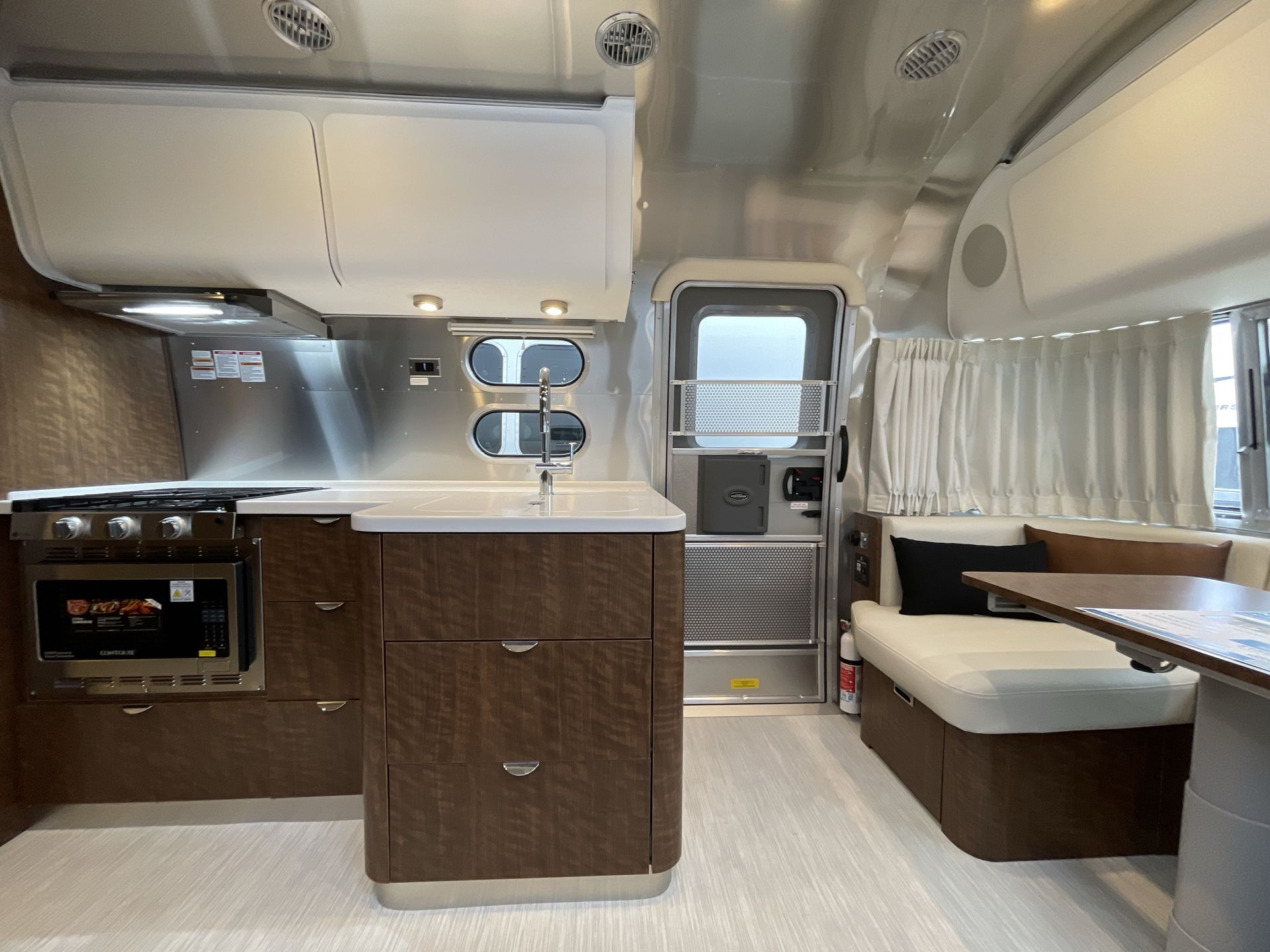 2026 Airstream 27FBT Base