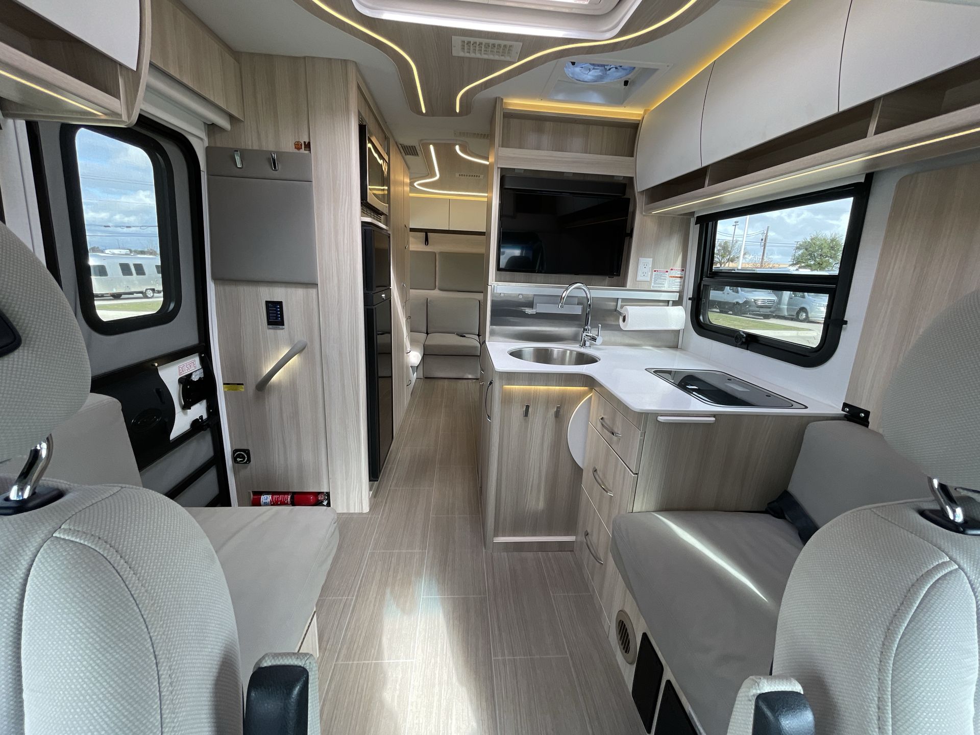 2021 Leisure Travel Vans U24RL Base