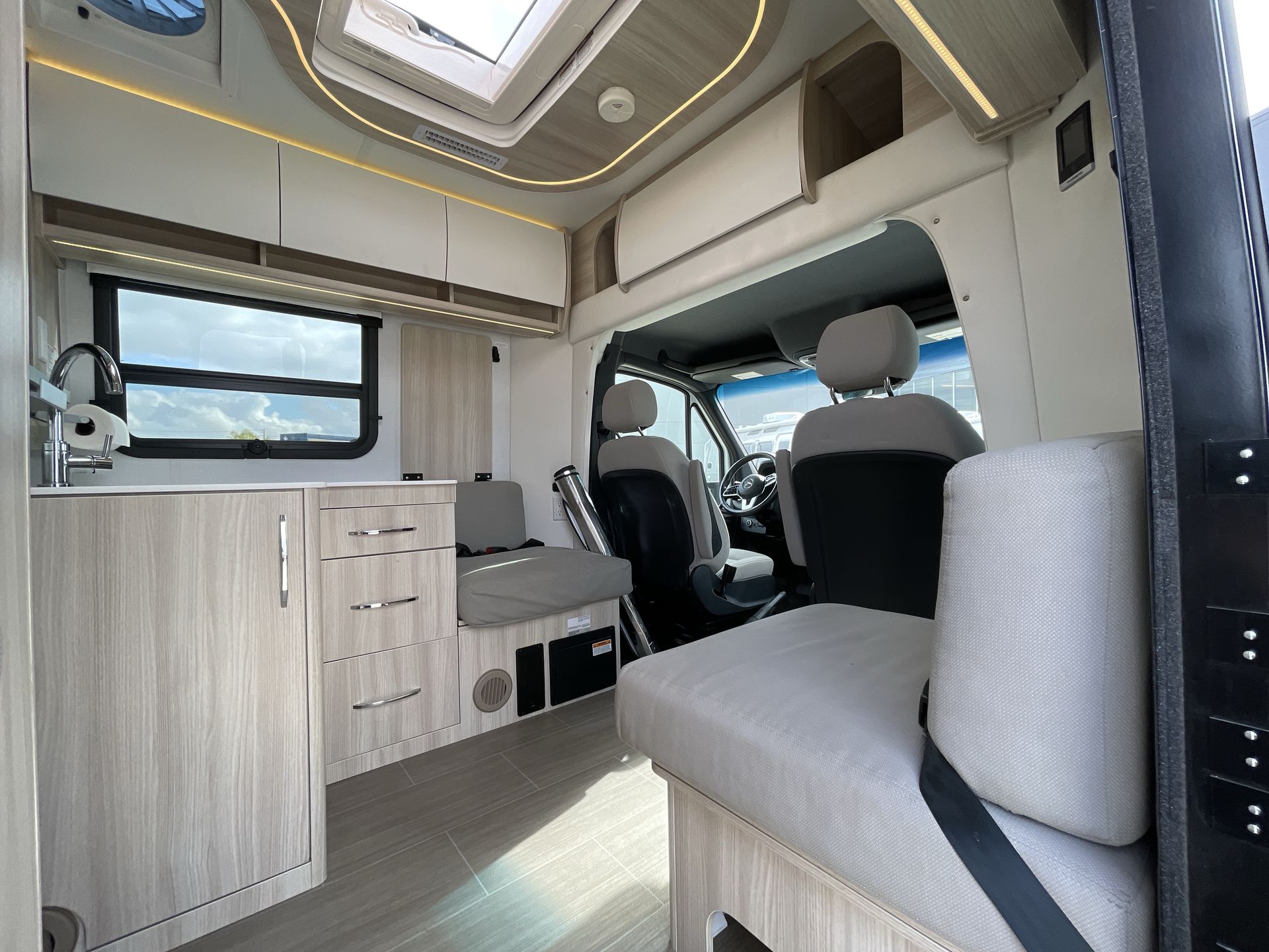 2021 Leisure Travel Vans U24RL Base