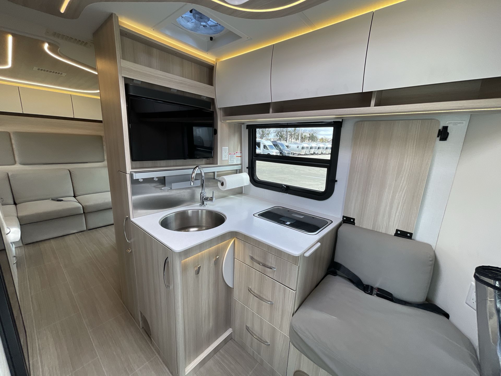 2021 Leisure Travel Vans U24RL Base