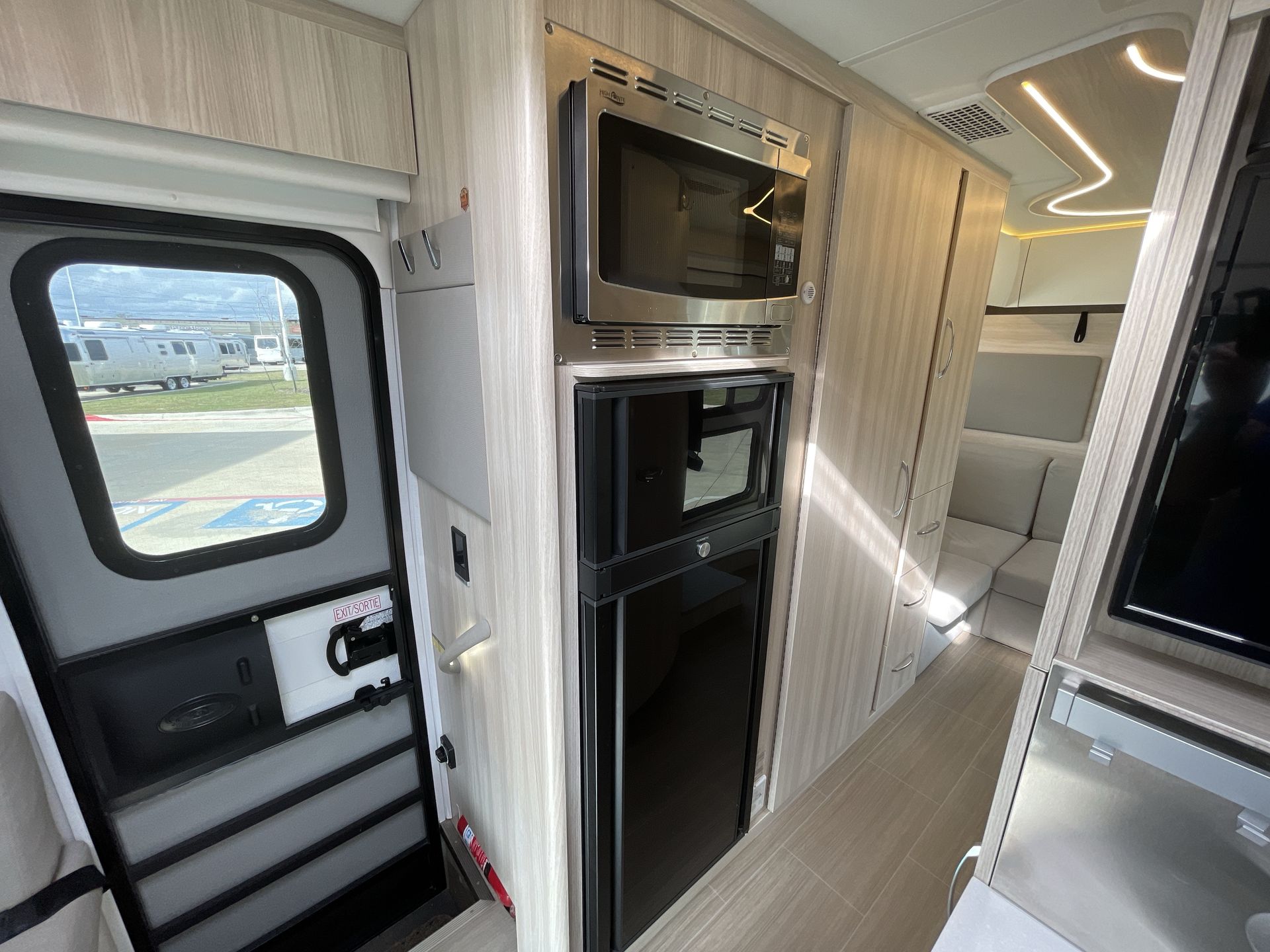 2021 Leisure Travel Vans U24RL Base