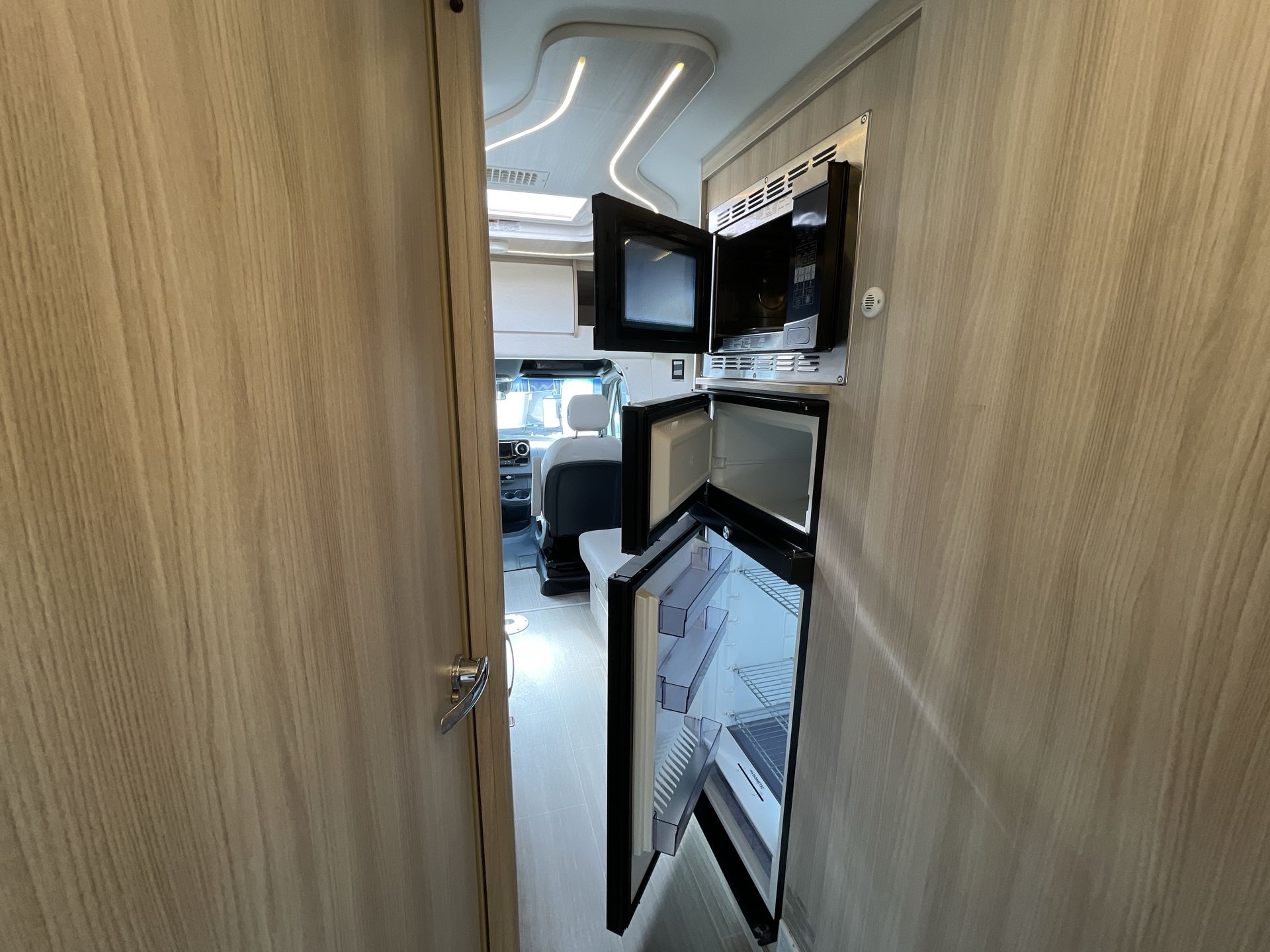 2021 Leisure Travel Vans U24RL Base