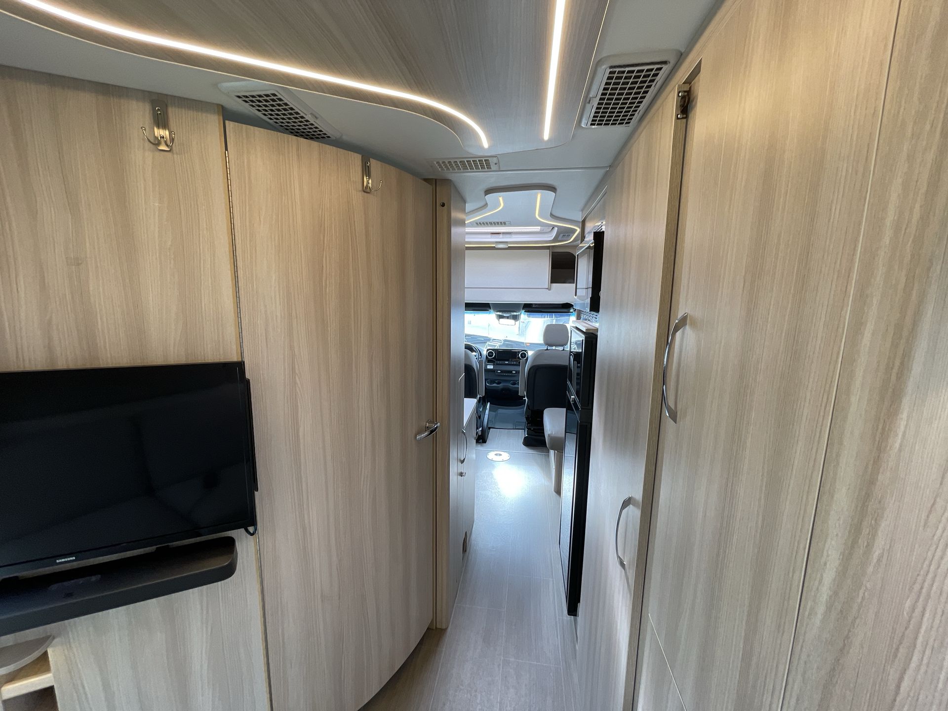 2021 Leisure Travel Vans U24RL Base