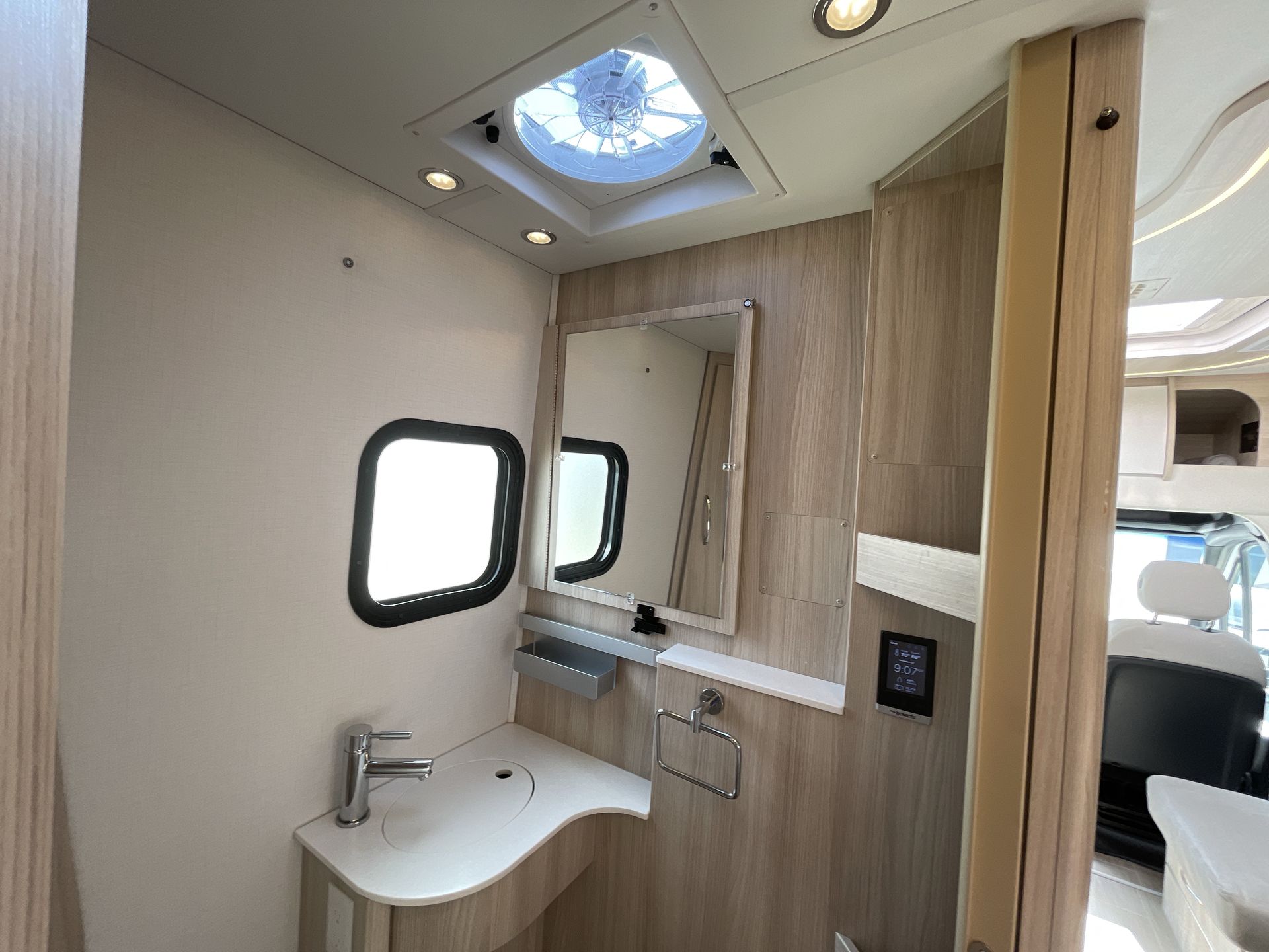 2021 Leisure Travel Vans U24RL Base