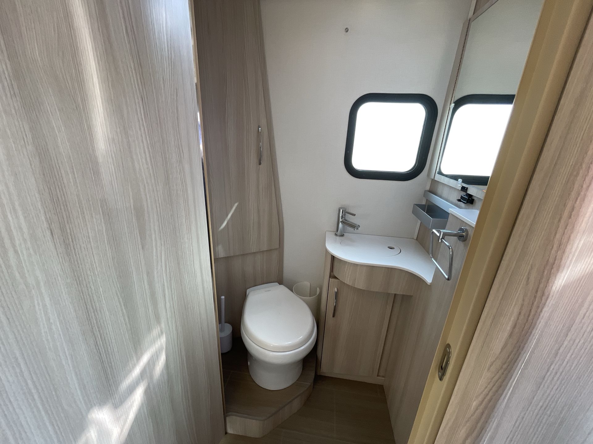 2021 Leisure Travel Vans U24RL Base