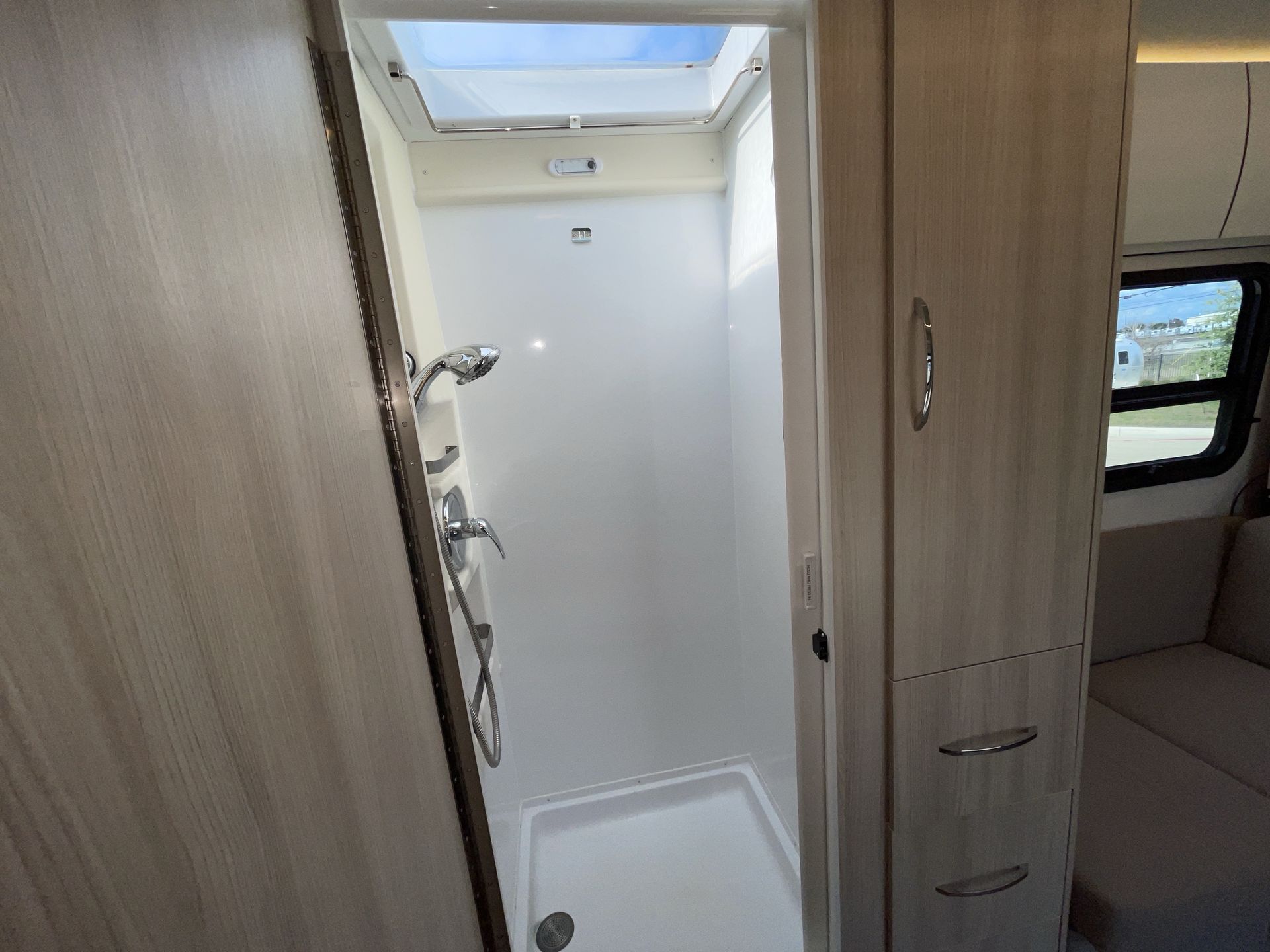 2021 Leisure Travel Vans U24RL Base