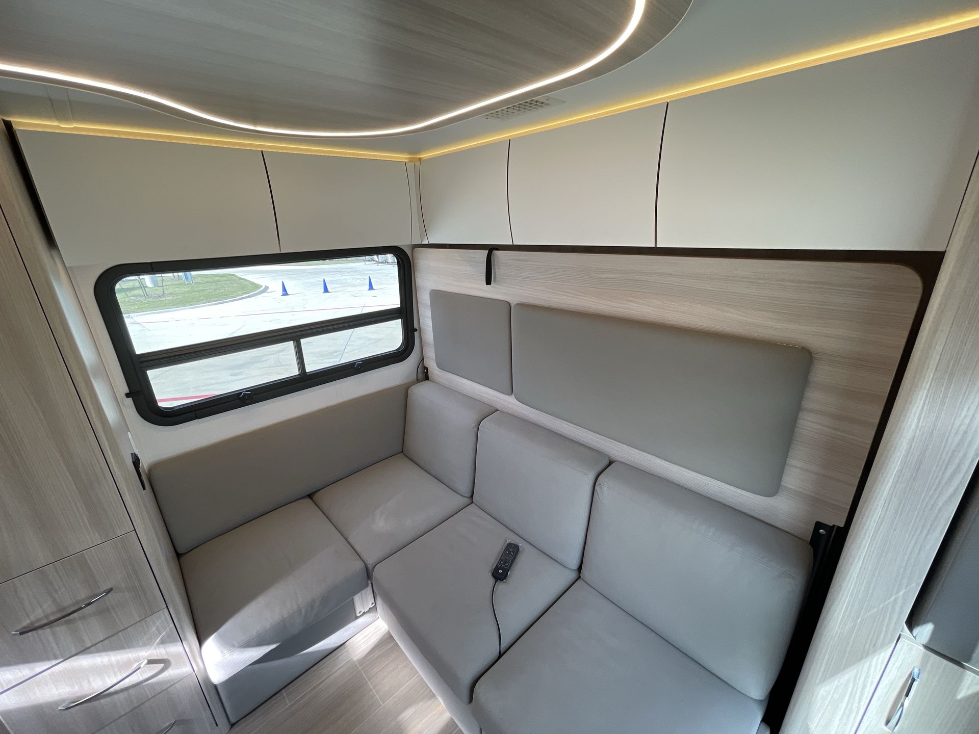 2021 Leisure Travel Vans U24RL Base