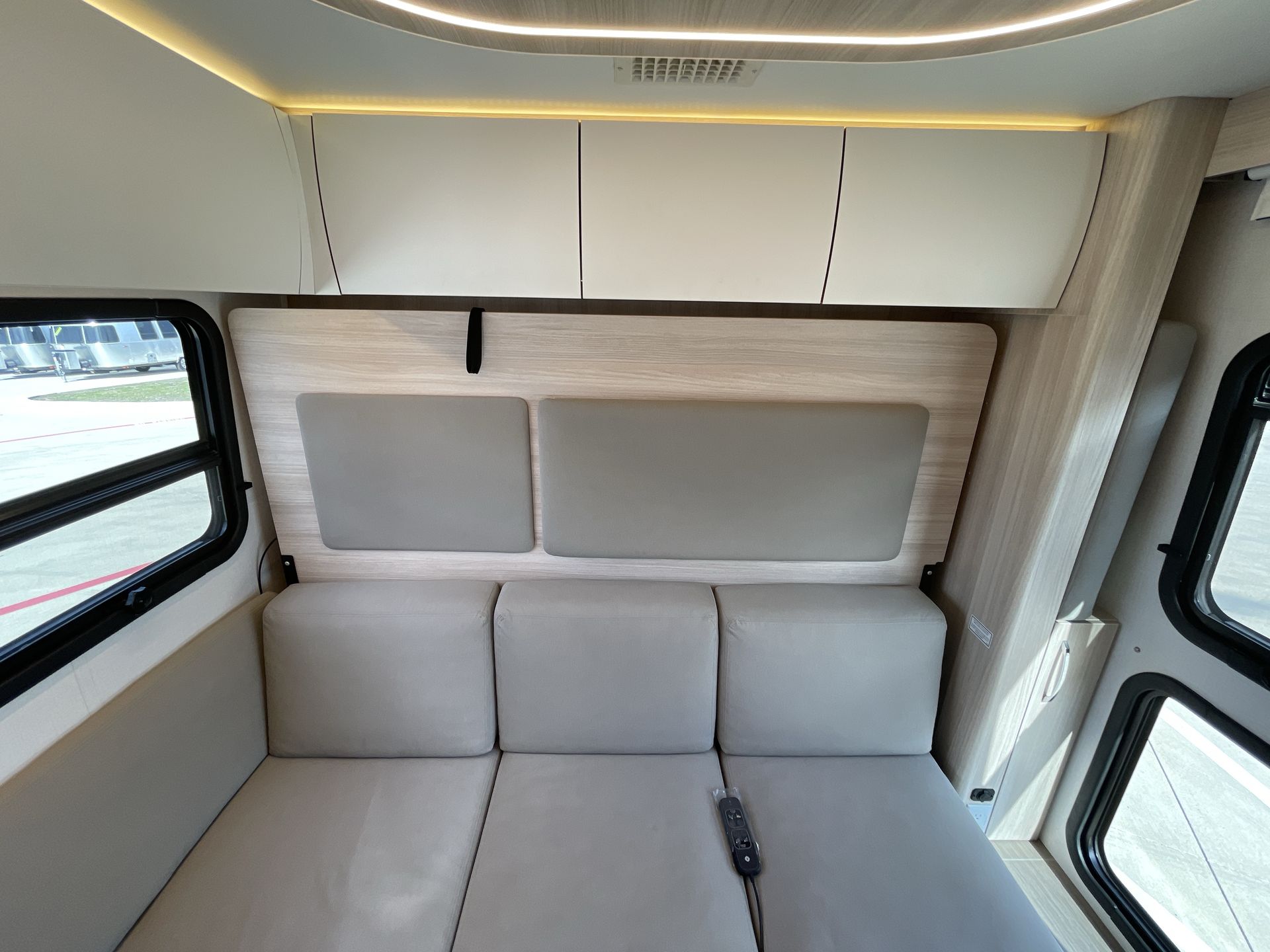 2021 Leisure Travel Vans U24RL Base