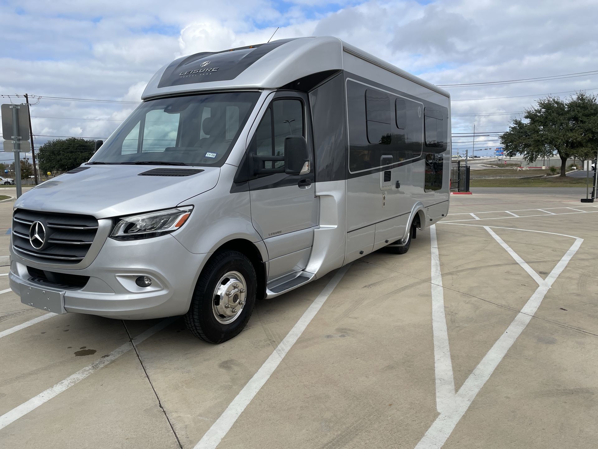 2021 Leisure Travel Vans U24RL Base