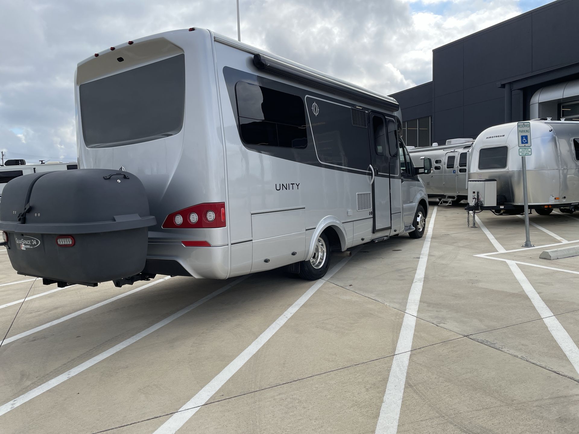 2021 Leisure Travel Vans U24RL Base