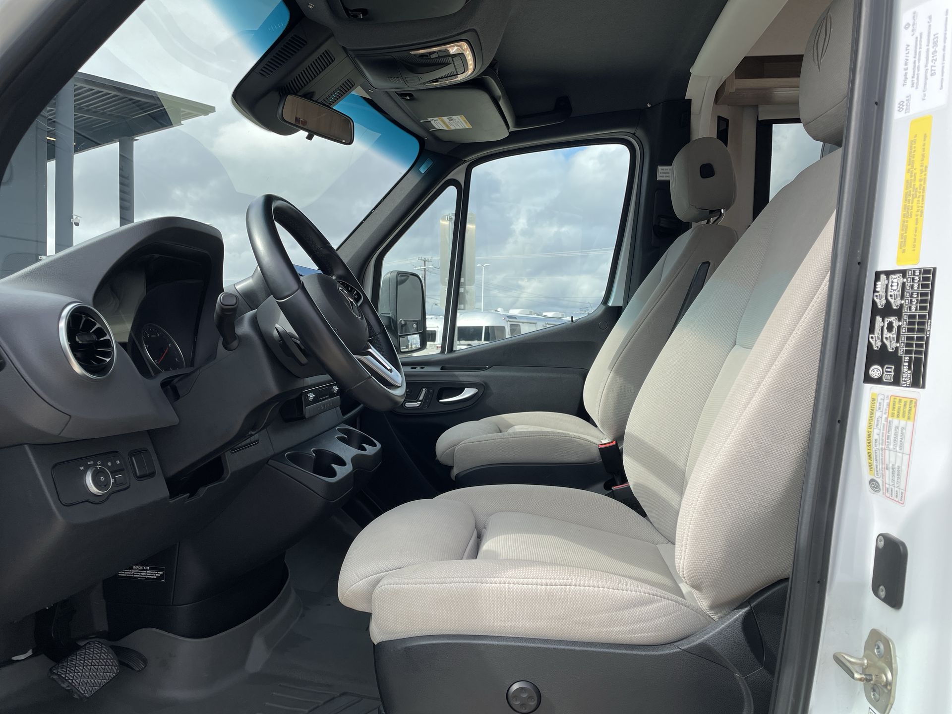 2021 Leisure Travel Vans U24RL Base