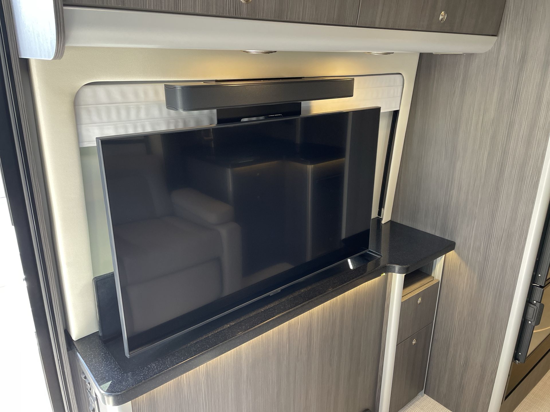 2026 Airstream Murphy Suite Base